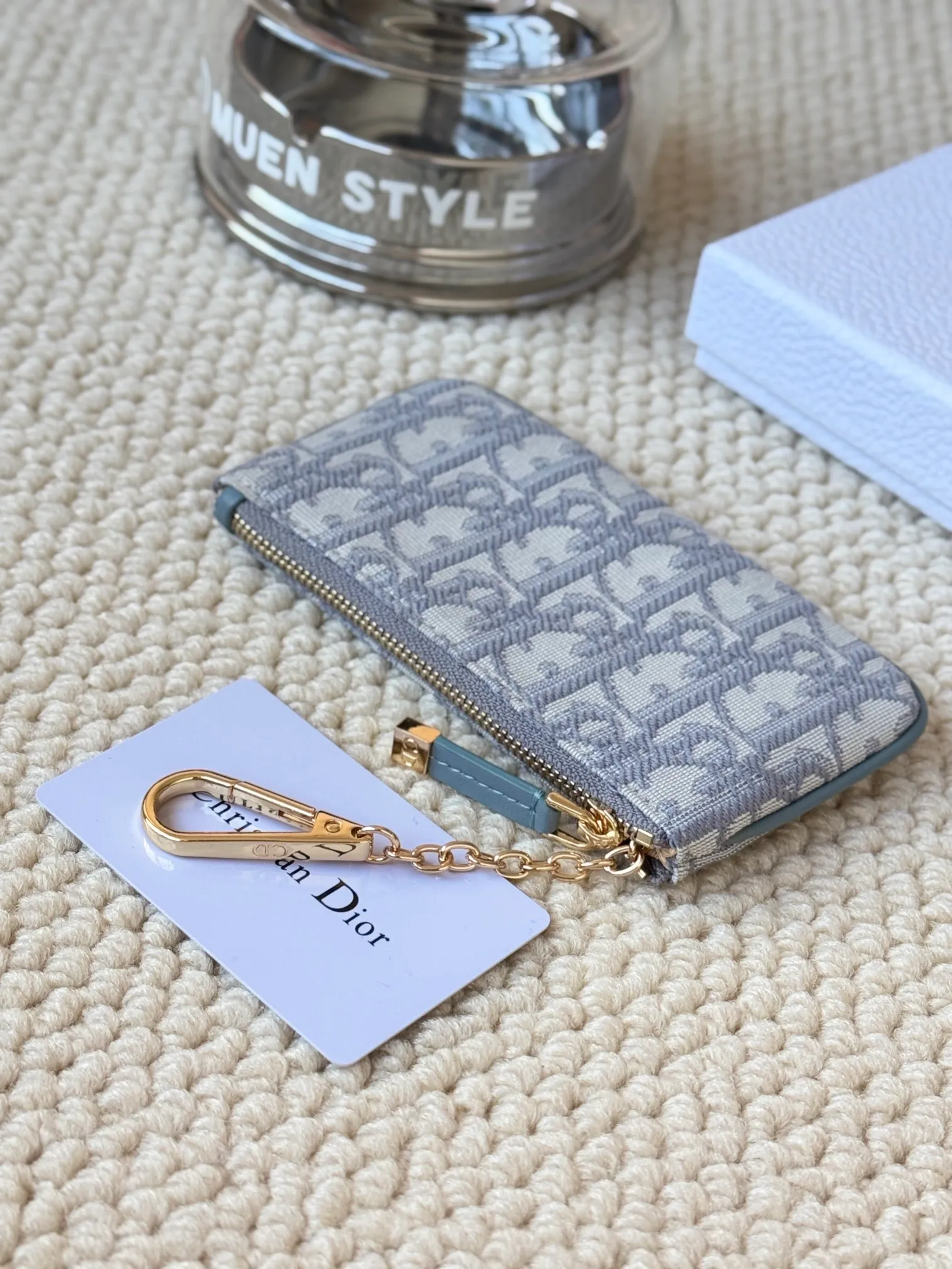 💰130 2024 Spring/Summer Coin Purse Key Bag Size: 14.5*7.6cm Model: S2177UWHC_M30G This Dior Caro card holder is elegant and practical. Made of soft CD fabric ➕cow leather, carefully crafted, elegant and refined. 30 Montaigne Glycine Coin Purse Key Case 🔑 Compact and practical, unique, it can store various daily necessities, suitable for various occasions, and can be matched with its 30Montaigne items. CD logo on front