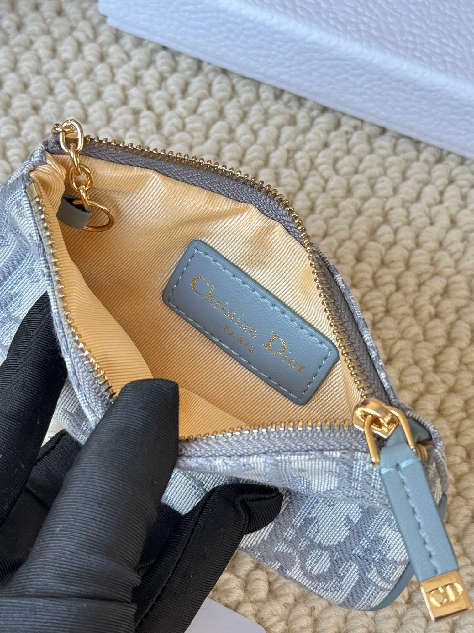 💰130 2024 Spring/Summer Coin Purse Key Bag Size: 14.5*7.6cm Model: S2177UWHC_M30G This Dior Caro card holder is elegant and practical. Made of soft CD fabric ➕cow leather, carefully crafted, elegant and refined. 30 Montaigne Glycine Coin Purse Key Case 🔑 Compact and practical, unique, it can store various daily necessities, suitable for various occasions, and can be matched with its 30Montaigne items. CD logo on front