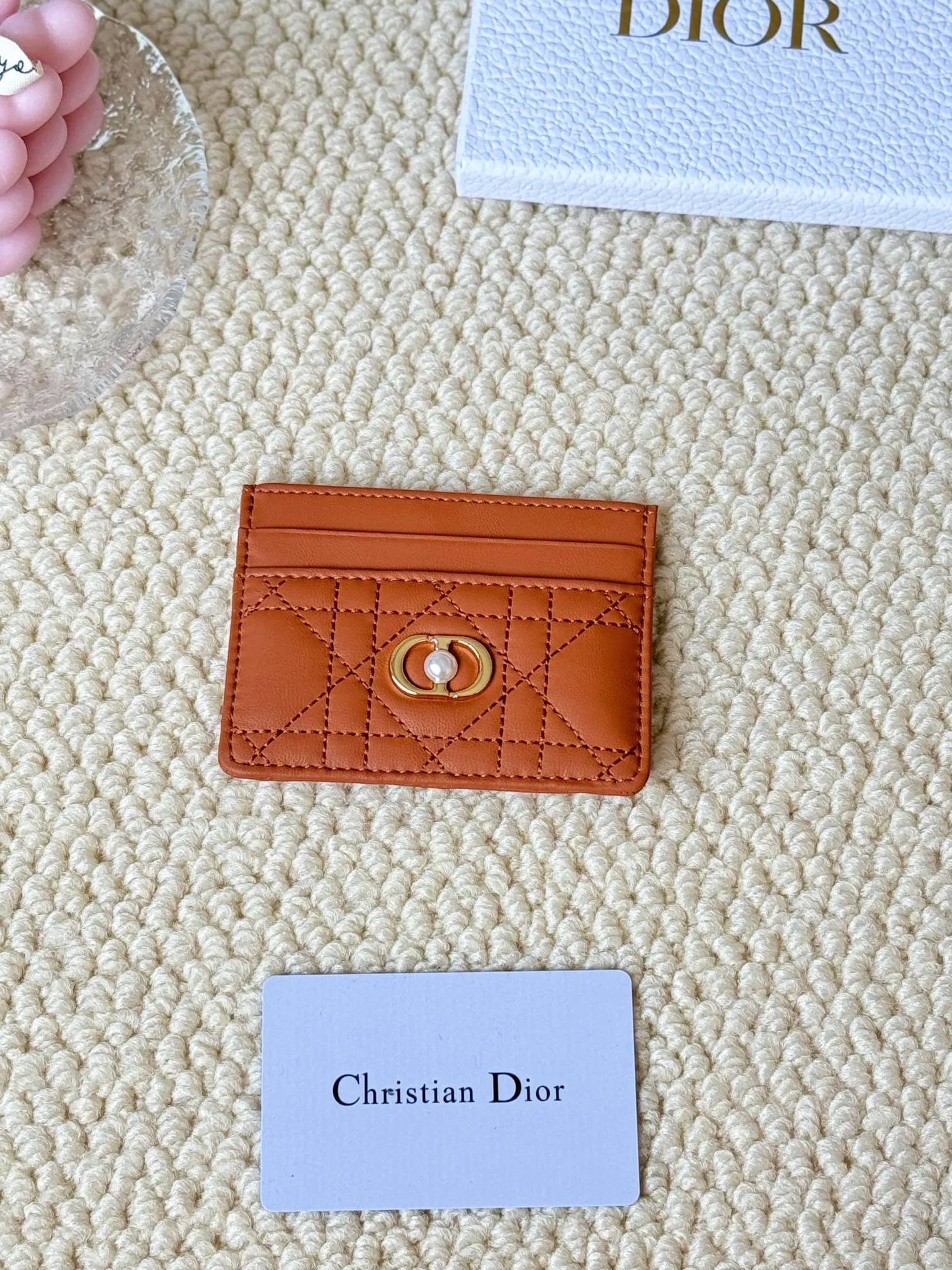 💰110 dior card cd card holder New style CD with a mini pearl on the front No.: S3103 Carefully made of soft cowhide, decorated with cannage pattern topstitching, embellished with "CD" ➕ pearl embellishment logo on the front. Elegant and sophisticated, it has five card slots and is suitable for various occasions. Size: 10.5*7.5cm Dior Caro five-compartment card holder is a new product this season, elegant and practical.