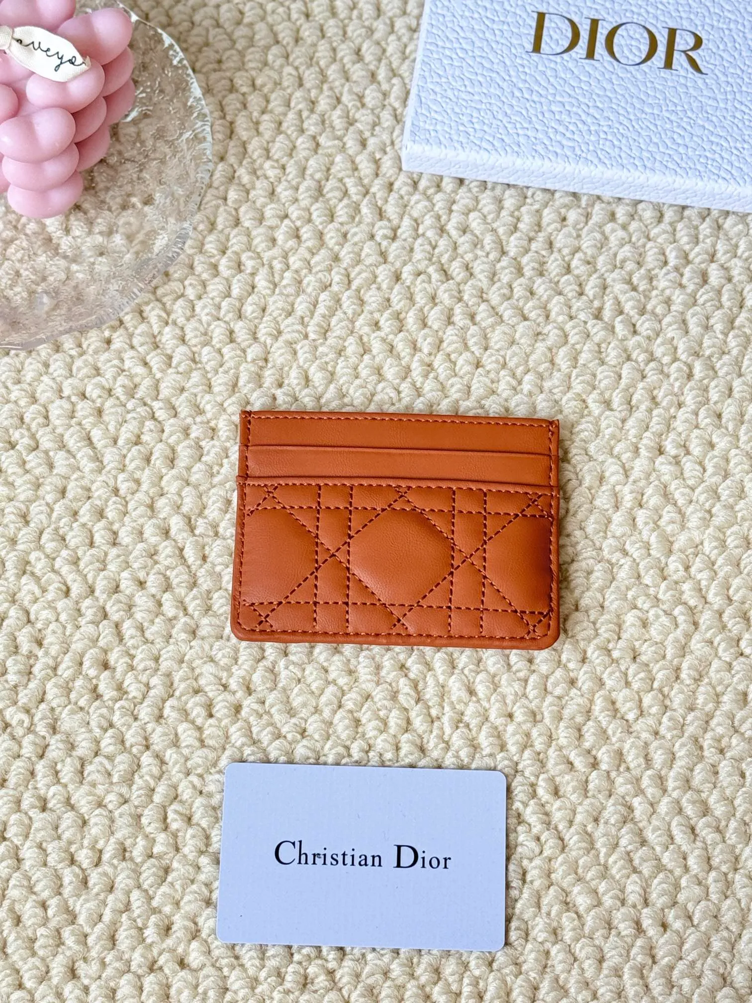 💰110 dior card cd card holder New style CD with a mini pearl on the front No.: S3103 Carefully made of soft cowhide, decorated with cannage pattern topstitching, embellished with "CD" ➕ pearl embellishment logo on the front. Elegant and sophisticated, it has five card slots and is suitable for various occasions. Size: 10.5*7.5cm Dior Caro five-compartment card holder is a new product this season, elegant and practical.