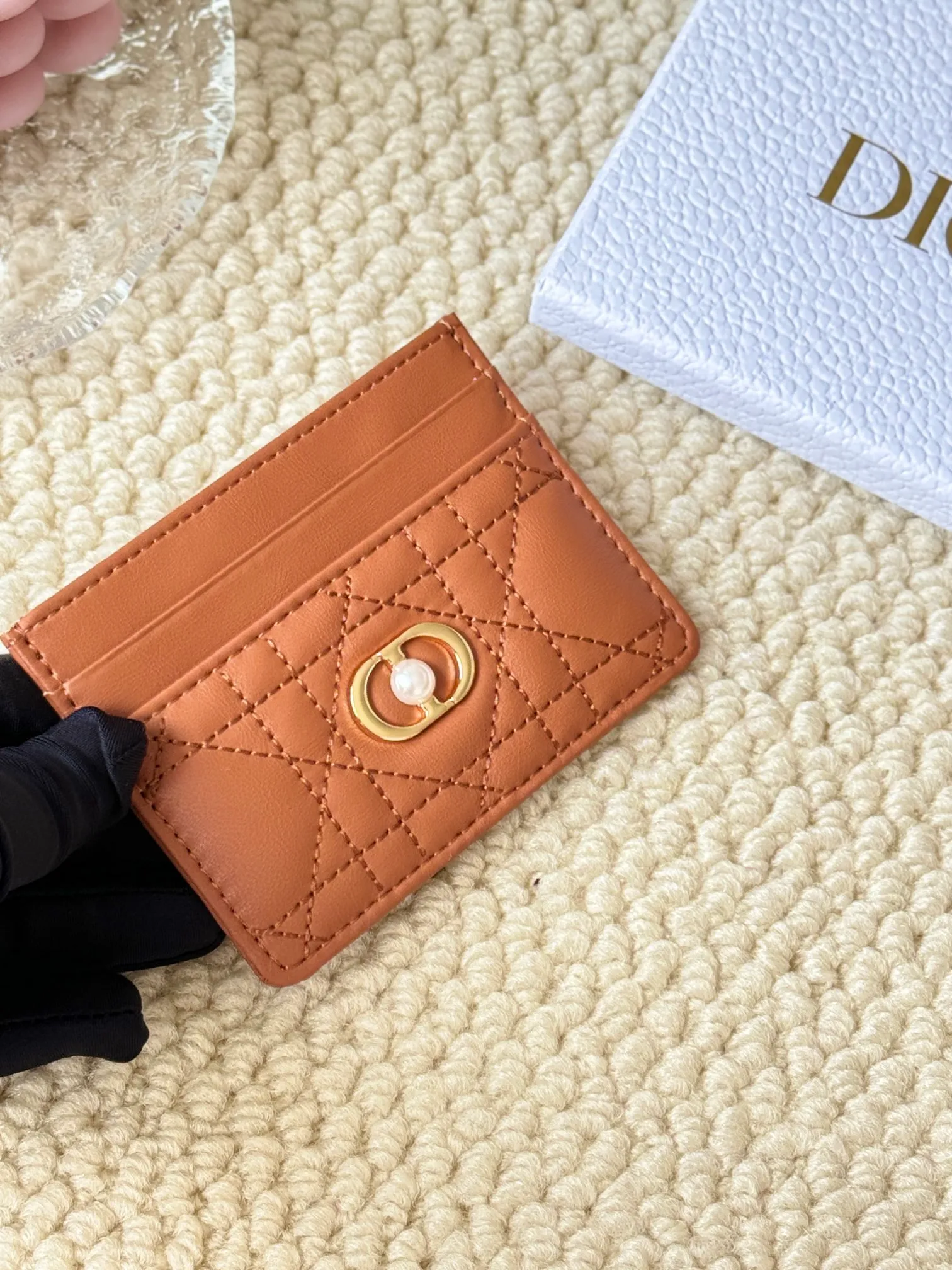 💰110 dior card cd card holder New style CD with a mini pearl on the front No.: S3103 Carefully made of soft cowhide, decorated with cannage pattern topstitching, embellished with "CD" ➕ pearl embellishment logo on the front. Elegant and sophisticated, it has five card slots and is suitable for various occasions. Size: 10.5*7.5cm Dior Caro five-compartment card holder is a new product this season, elegant and practical.