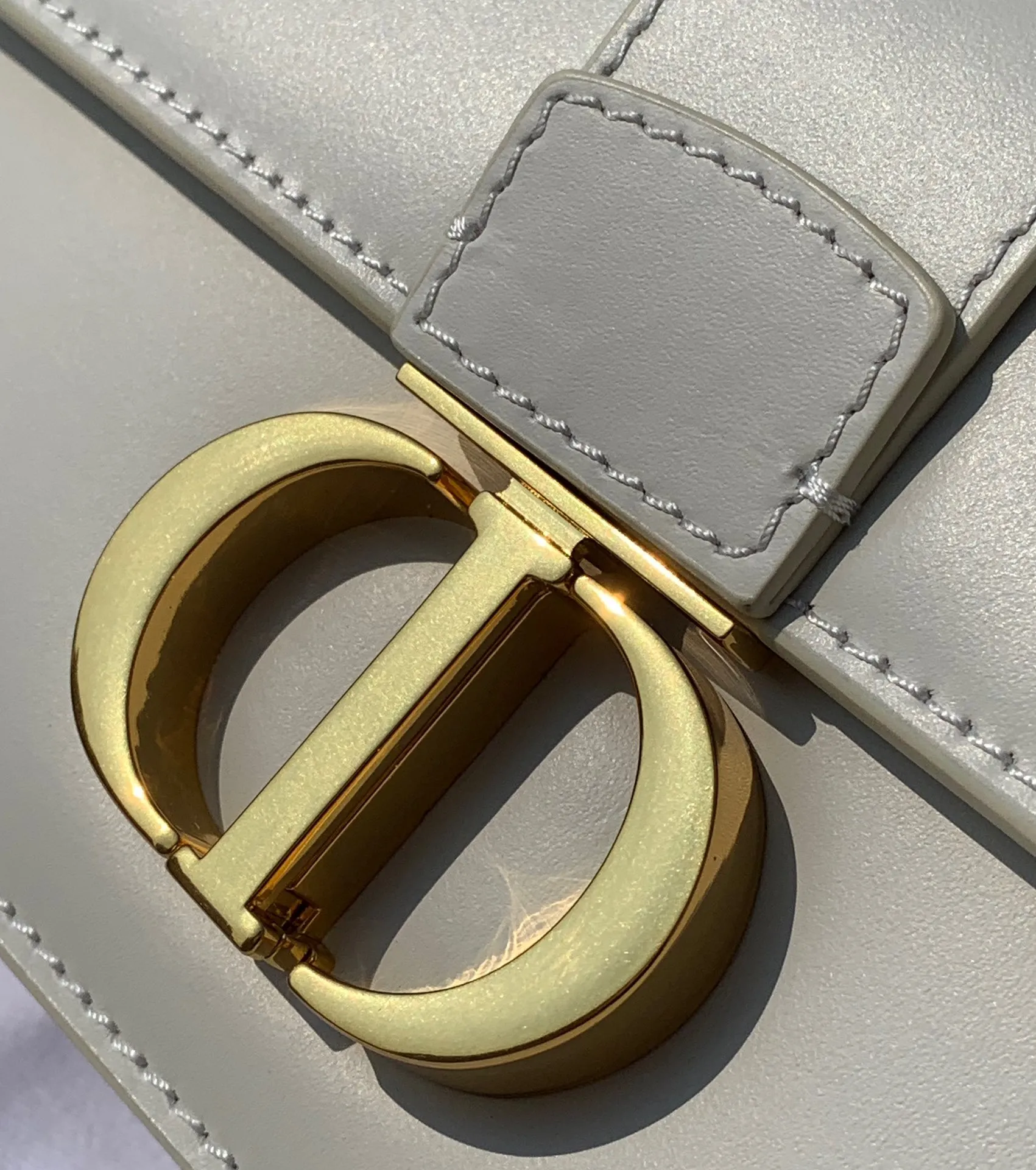 Top upgraded version 💰1900 Size 21.5✖️12✖️6cm This time, a new size small is launched, attracting much attention! 23New Dior 30 Montaigne East-West All-leather chain bag, channeled by a Hong Kong trading company. The large "CD" hardware logo on the front is highly recognizable. The three-dimensional "30Montaigne" embossed imported calfskin on the back is textured. The chain is a retro CD ring buckle. It is classic and high-end. It is suitable for formal occasions or casual wear. It is elegant and durable. The small pocket design on the back is very considerate. The perfect details are comparable to brick cabinets. It is super awesome. How can you fairies not love it‼ ️