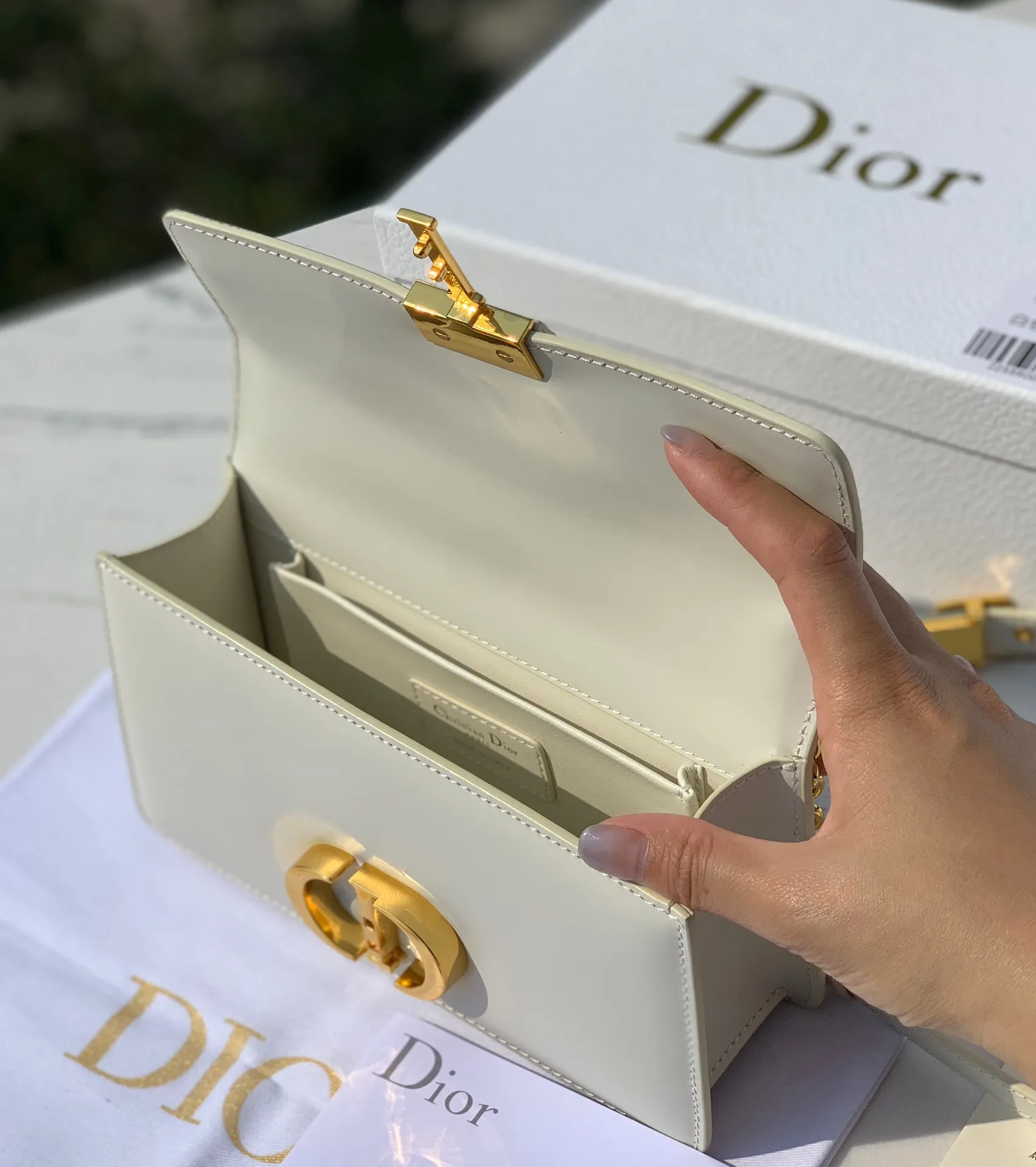 Top upgraded version 💰1900 Size 21.5✖️12✖️6cm This time, a new size small is launched, attracting much attention! 23New Dior 30 Montaigne East-West All-leather chain bag, channeled by a Hong Kong trading company. The large "CD" hardware logo on the front is highly recognizable. The three-dimensional "30Montaigne" embossed imported calfskin on the back is textured. The chain is a retro CD ring buckle. It is classic and high-end. It is suitable for formal occasions or casual wear. It is elegant and durable. The small pocket design on the back is very considerate. The perfect details are comparable to brick cabinets. It is super awesome. How can you fairies not love it‼ ️