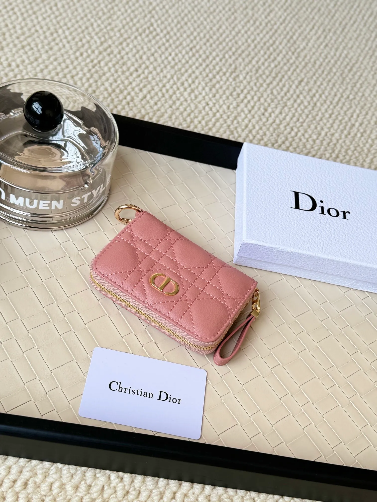 💰160 Dior New Caro Zippered Card Holder I love it. I originally wanted to buy a wallet, but I fell in love with this card holder. The size is just right and there are enough card slots. When Sydney is on lockdown and you can't go to the store, SA will send you photos and payment links. It's very convenient. I paid in the morning and received it in the afternoon. I think it looks better than the zipper card holder in C. The small metal ring next to the zipper is convenient for connecting the card holder to the bag and is not easy to lose. The calfskin material feels great. No.: S5034 Carol grain (size 9*11cm)