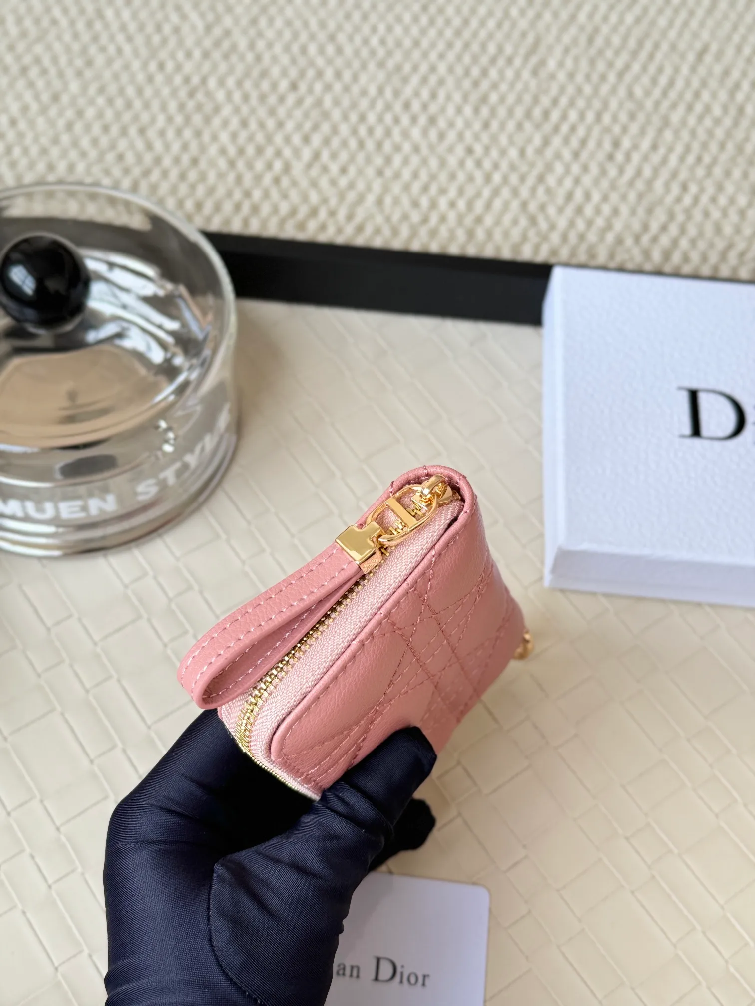 💰160 Dior New Caro Zippered Card Holder I love it. I originally wanted to buy a wallet, but I fell in love with this card holder. The size is just right and there are enough card slots. When Sydney is on lockdown and you can't go to the store, SA will send you photos and payment links. It's very convenient. I paid in the morning and received it in the afternoon. I think it looks better than the zipper card holder in C. The small metal ring next to the zipper is convenient for connecting the card holder to the bag and is not easy to lose. The calfskin material feels great. No.: S5034 Carol grain (size 9*11cm)
