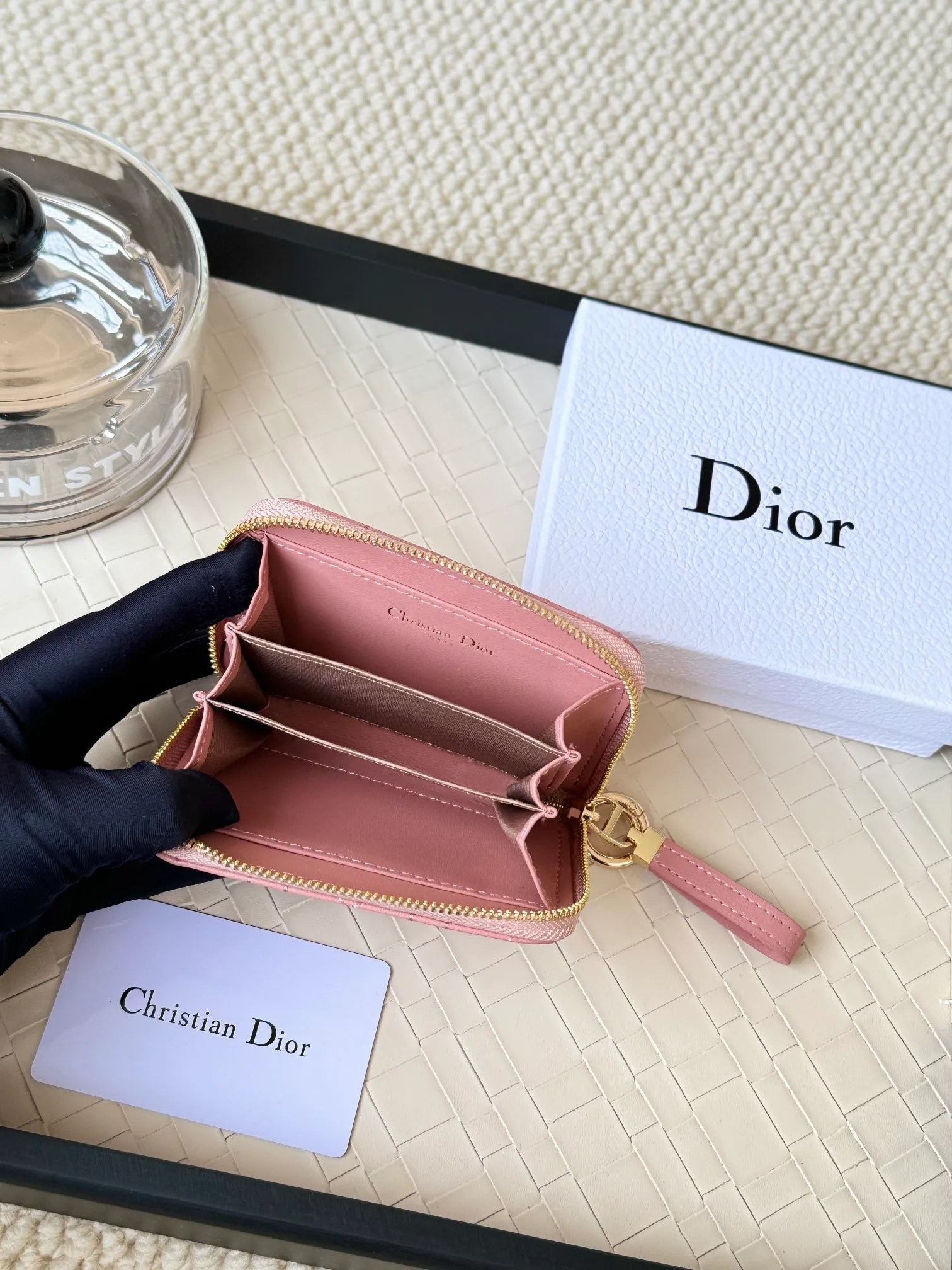 💰160 Dior New Caro Zippered Card Holder I love it. I originally wanted to buy a wallet, but I fell in love with this card holder. The size is just right and there are enough card slots. When Sydney is on lockdown and you can't go to the store, SA will send you photos and payment links. It's very convenient. I paid in the morning and received it in the afternoon. I think it looks better than the zipper card holder in C. The small metal ring next to the zipper is convenient for connecting the card holder to the bag and is not easy to lose. The calfskin material feels great. No.: S5034 Carol grain (size 9*11cm)