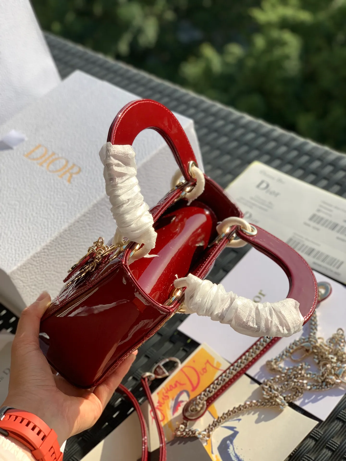 ❗️❗️❗️Free shipping with SF Express for year-end events❗️❗️❗️💰1800. The size is 17×15×7. Classic is classic! Although it has been sold for so many years, Lady Dio*r still ranks first in searches for leather goods on the Dio*r official website! First of all, the patent leather Princess Diana is a popular and evergreen model, and the price has been skyrocketing all the way, so if you don’t buy it, it will become even more expensive! We are the real top-shelf products! The details are exquisite and can be seen in real photos. From the hardware to the leather, all the materials are original from the counter, and all the identification points are absolutely rigorous!