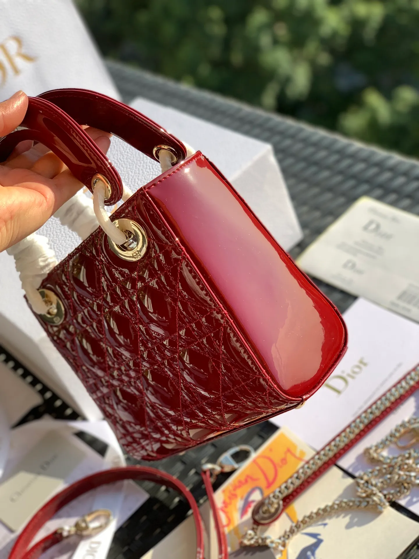 ❗️❗️❗️Free shipping with SF Express for year-end events❗️❗️❗️💰1800. The size is 17×15×7. Classic is classic! Although it has been sold for so many years, Lady Dio*r still ranks first in searches for leather goods on the Dio*r official website! First of all, the patent leather Princess Diana is a popular and evergreen model, and the price has been skyrocketing all the way, so if you don’t buy it, it will become even more expensive! We are the real top-shelf products! The details are exquisite and can be seen in real photos. From the hardware to the leather, all the materials are original from the counter, and all the identification points are absolutely rigorous!