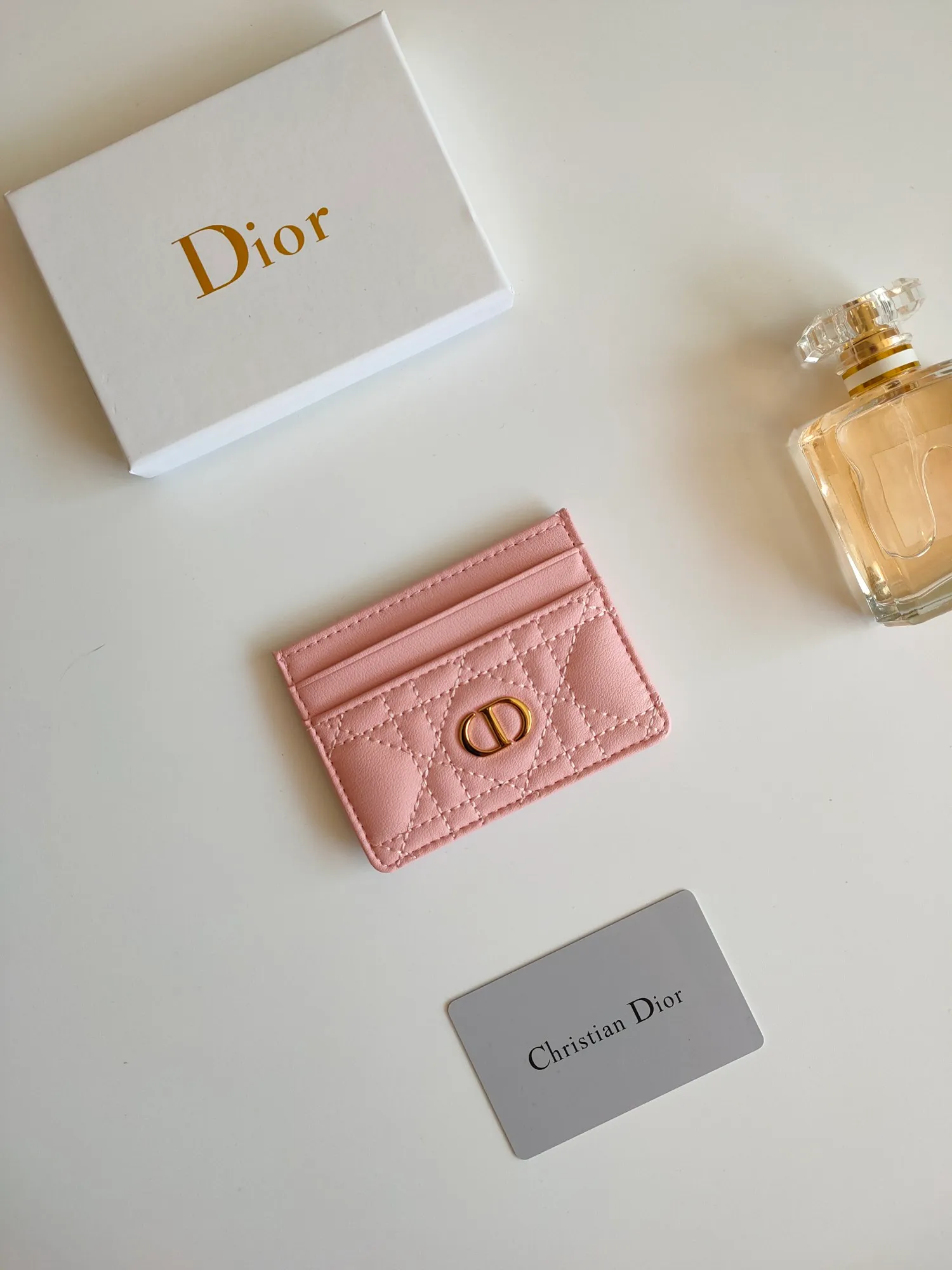 ￥110😍The Dior Caro five-compartment card holder is a new product this season, elegant and practical. Style number: S5130. Carefully crafted from soft cowhide, decorated with cannage pattern topstitching and embellished with the "CD" logo on the front. Elegant and sophisticated, it has five card slots and is suitable for various occasions. Size:10.5*7.5cm