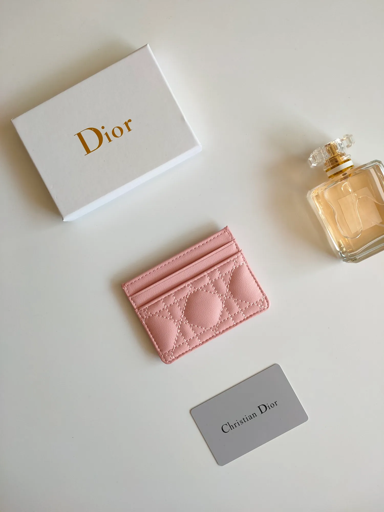 ￥110😍The Dior Caro five-compartment card holder is a new product this season, elegant and practical. Style number: S5130. Carefully crafted from soft cowhide, decorated with cannage pattern topstitching and embellished with the "CD" logo on the front. Elegant and sophisticated, it has five card slots and is suitable for various occasions. Size:10.5*7.5cm