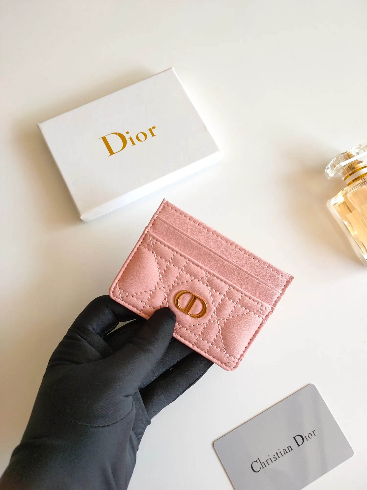 ￥110😍The Dior Caro five-compartment card holder is a new product this season, elegant and practical. Style number: S5130. Carefully crafted from soft cowhide, decorated with cannage pattern topstitching and embellished with the "CD" logo on the front. Elegant and sophisticated, it has five card slots and is suitable for various occasions. Size:10.5*7.5cm