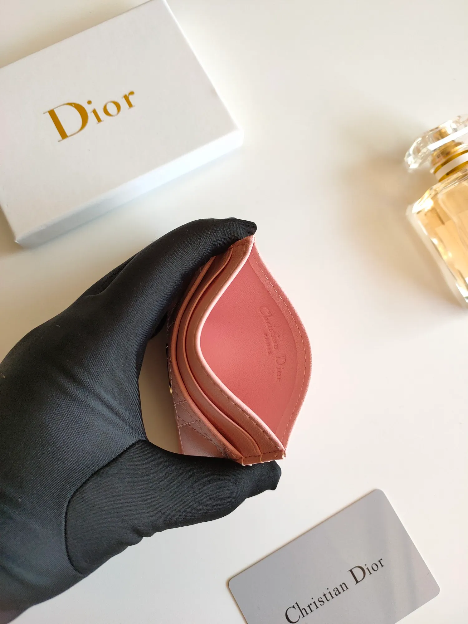 ￥110😍The Dior Caro five-compartment card holder is a new product this season, elegant and practical. Style number: S5130. Carefully crafted from soft cowhide, decorated with cannage pattern topstitching and embellished with the "CD" logo on the front. Elegant and sophisticated, it has five card slots and is suitable for various occasions. Size:10.5*7.5cm