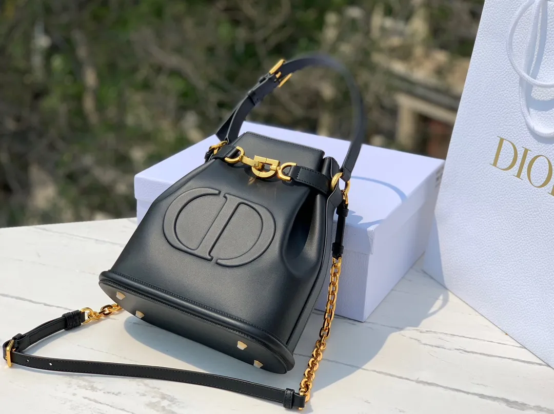❗️❗️❗️Free shipping with SF Express for year-end events❗️❗️❗️ 💰1800 Size: 24×10×24.5cm Hong Kong channel order! The Dior CEST all-leather bucket bag has a really special design, a little cool and a little sweet! At first glance, you will immediately be caught by its print: the overlapping CD letters are very eye-catching. It is made of calfskin, which feels soft and delicate, and has a moist luster, without losing the elegant texture! The "dior" letters on the pocket are very delicately engraved, and it looks very high-end and elegant. Looking at the size of the bag, it is large enough and has internal layers to ensure storage of personal belongings without appearing too bulky. The detailed design is simple and orderly, which is very suitable for friends with obsessive-compulsive disorder!