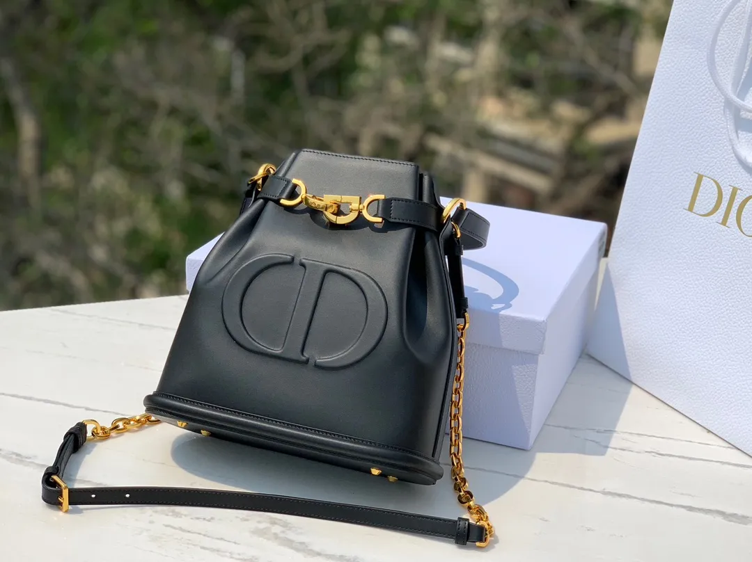 ❗️❗️❗️Free shipping with SF Express for year-end events❗️❗️❗️ 💰1800 Size: 24×10×24.5cm Hong Kong channel order! The Dior CEST all-leather bucket bag has a really special design, a little cool and a little sweet! At first glance, you will immediately be caught by its print: the overlapping CD letters are very eye-catching. It is made of calfskin, which feels soft and delicate, and has a moist luster, without losing the elegant texture! The "dior" letters on the pocket are very delicately engraved, and it looks very high-end and elegant. Looking at the size of the bag, it is large enough and has internal layers to ensure storage of personal belongings without appearing too bulky. The detailed design is simple and orderly, which is very suitable for friends with obsessive-compulsive disorder!