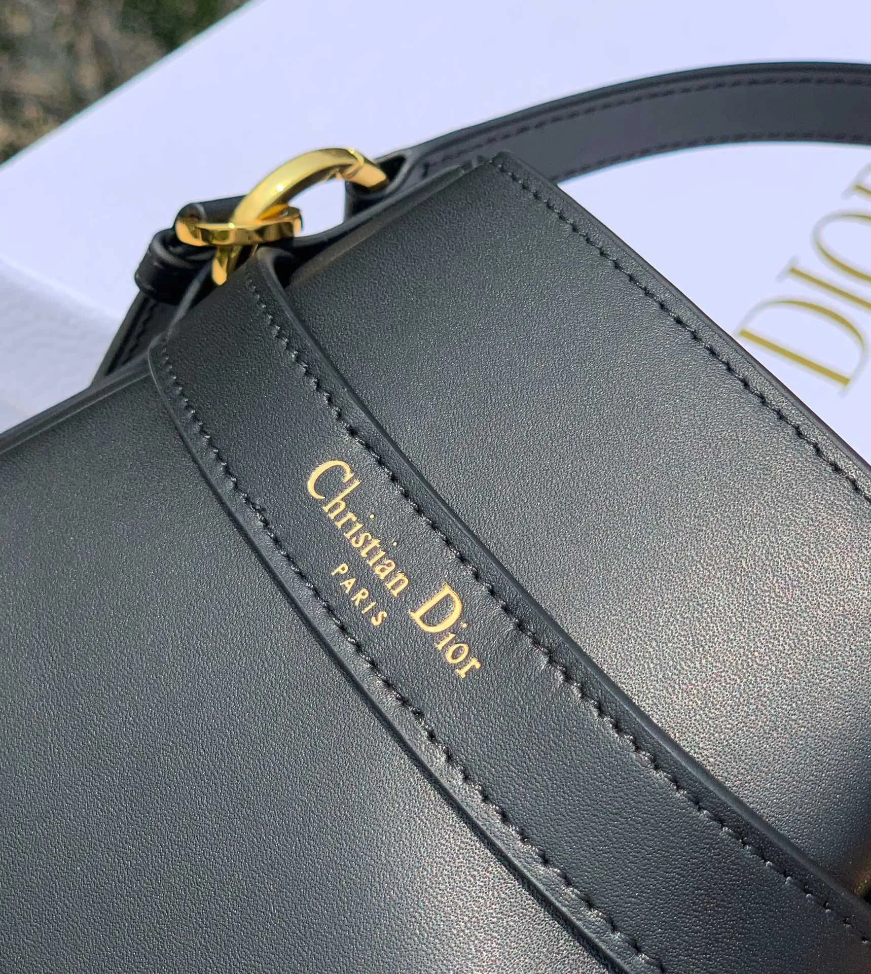 ❗️❗️❗️Free shipping with SF Express for year-end events❗️❗️❗️ 💰1800 Size: 24×10×24.5cm Hong Kong channel order! The Dior CEST all-leather bucket bag has a really special design, a little cool and a little sweet! At first glance, you will immediately be caught by its print: the overlapping CD letters are very eye-catching. It is made of calfskin, which feels soft and delicate, and has a moist luster, without losing the elegant texture! The "dior" letters on the pocket are very delicately engraved, and it looks very high-end and elegant. Looking at the size of the bag, it is large enough and has internal layers to ensure storage of personal belongings without appearing too bulky. The detailed design is simple and orderly, which is very suitable for friends with obsessive-compulsive disorder!