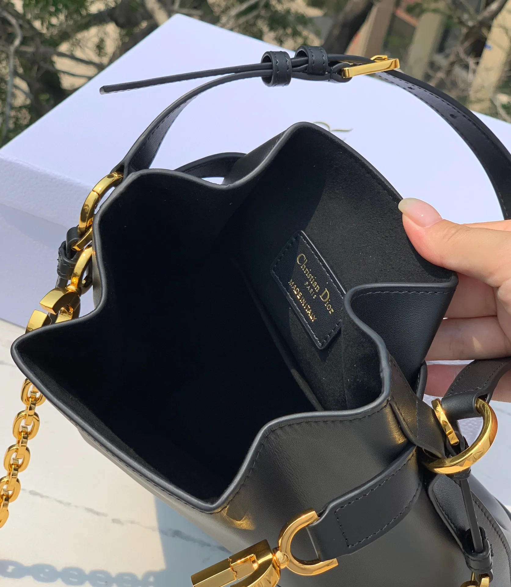 ❗️❗️❗️Free shipping with SF Express for year-end events❗️❗️❗️ 💰1800 Size: 24×10×24.5cm Hong Kong channel order! The Dior CEST all-leather bucket bag has a really special design, a little cool and a little sweet! At first glance, you will immediately be caught by its print: the overlapping CD letters are very eye-catching. It is made of calfskin, which feels soft and delicate, and has a moist luster, without losing the elegant texture! The "dior" letters on the pocket are very delicately engraved, and it looks very high-end and elegant. Looking at the size of the bag, it is large enough and has internal layers to ensure storage of personal belongings without appearing too bulky. The detailed design is simple and orderly, which is very suitable for friends with obsessive-compulsive disorder!