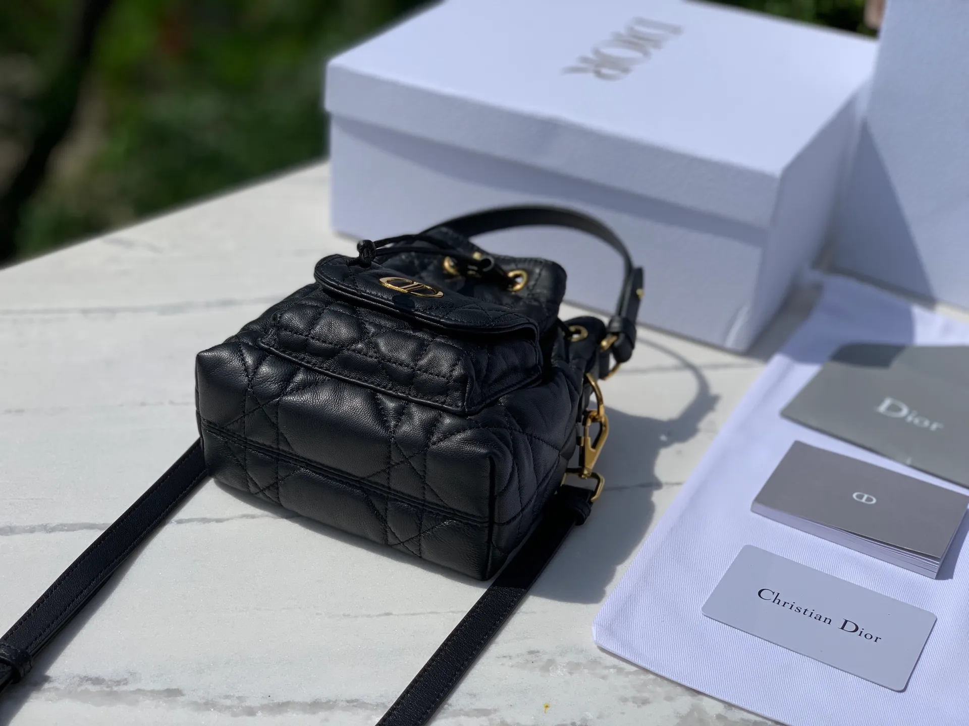 Top upgraded version 💰1900 Size: 14×7×15cm The must-have top-notch items for autumn 2025 are coming! Dior Caro mini bucket bag makes a stunning debut! Small and exquisite in size but super versatile! The imported lambskin is selected, and its delicate touch feels like holding clouds in the palm of your hand. The iconic oversized cannage pattern and top stitching outline the high-end texture every stitch! The golden CD metal label on the front is shining brightly, making it the center of attention as soon as you carry it! Drawstring compartment + flap pocket, easily store lipstick, powder, and mobile phone! The detachable handle + adjustable shoulder strap makes it elegant to carry, casual to carry on the shoulder, and fashionable to carry across the body, unlocking N kinds of fashionable styles! Dior's new 2025 autumn ready-to-wear series directly fills the air with its fashionable atmosphere. It is both beautiful and practical. Who can not love it!