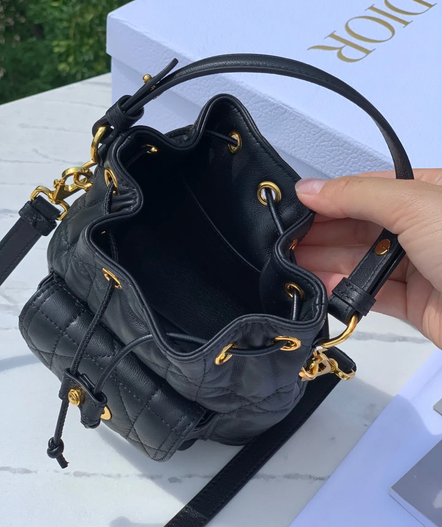 Top upgraded version 💰1900 Size: 14×7×15cm The must-have top-notch items for autumn 2025 are coming! Dior Caro mini bucket bag makes a stunning debut! Small and exquisite in size but super versatile! The imported lambskin is selected, and its delicate touch feels like holding clouds in the palm of your hand. The iconic oversized cannage pattern and top stitching outline the high-end texture every stitch! The golden CD metal label on the front is shining brightly, making it the center of attention as soon as you carry it! Drawstring compartment + flap pocket, easily store lipstick, powder, and mobile phone! The detachable handle + adjustable shoulder strap makes it elegant to carry, casual to carry on the shoulder, and fashionable to carry across the body, unlocking N kinds of fashionable styles! Dior's new 2025 autumn ready-to-wear series directly fills the air with its fashionable atmosphere. It is both beautiful and practical. Who can not love it!