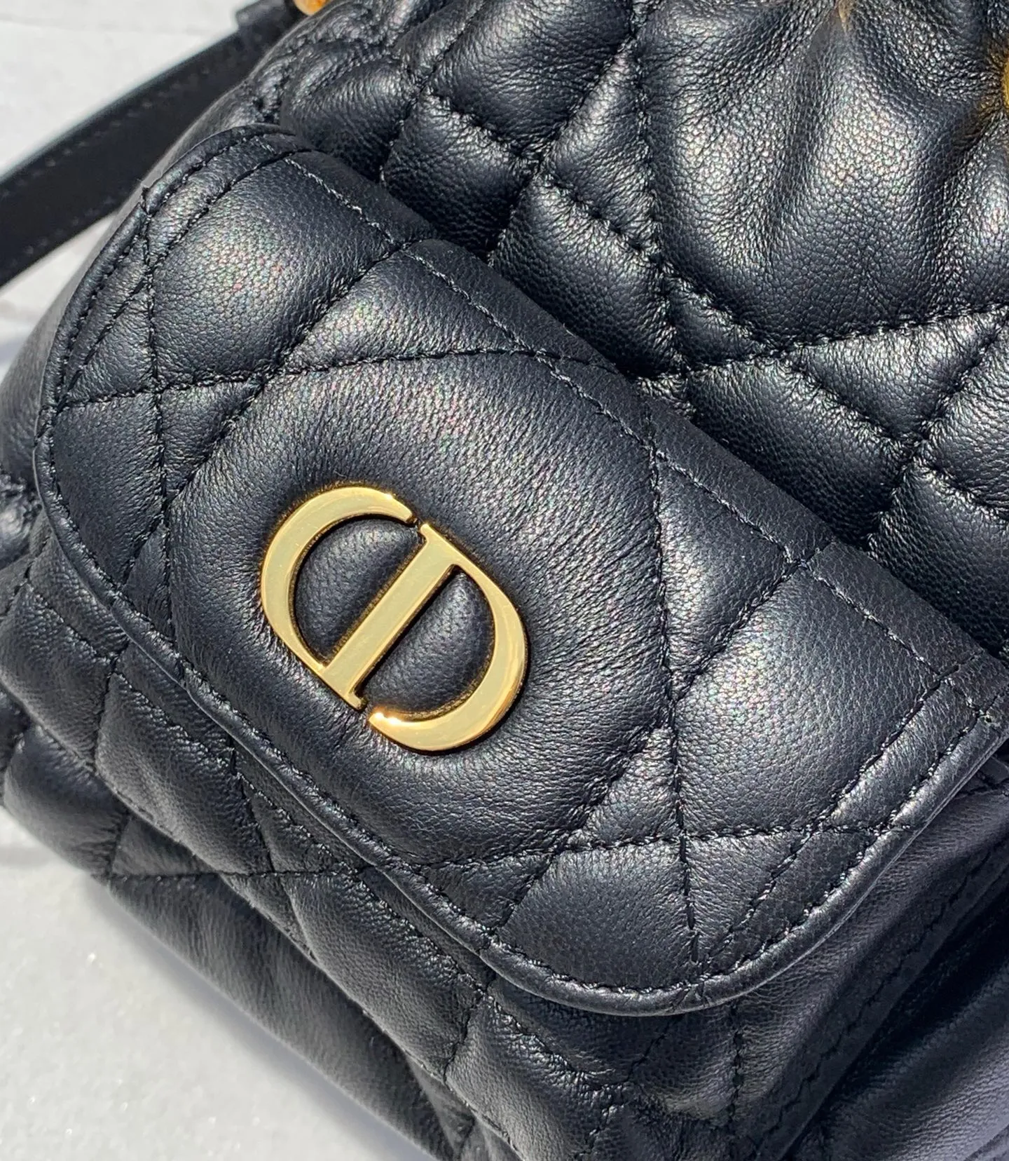 Top upgraded version 💰1900 Size: 14×7×15cm The must-have top-notch items for autumn 2025 are coming! Dior Caro mini bucket bag makes a stunning debut! Small and exquisite in size but super versatile! The imported lambskin is selected, and its delicate touch feels like holding clouds in the palm of your hand. The iconic oversized cannage pattern and top stitching outline the high-end texture every stitch! The golden CD metal label on the front is shining brightly, making it the center of attention as soon as you carry it! Drawstring compartment + flap pocket, easily store lipstick, powder, and mobile phone! The detachable handle + adjustable shoulder strap makes it elegant to carry, casual to carry on the shoulder, and fashionable to carry across the body, unlocking N kinds of fashionable styles! Dior's new 2025 autumn ready-to-wear series directly fills the air with its fashionable atmosphere. It is both beautiful and practical. Who can not love it!