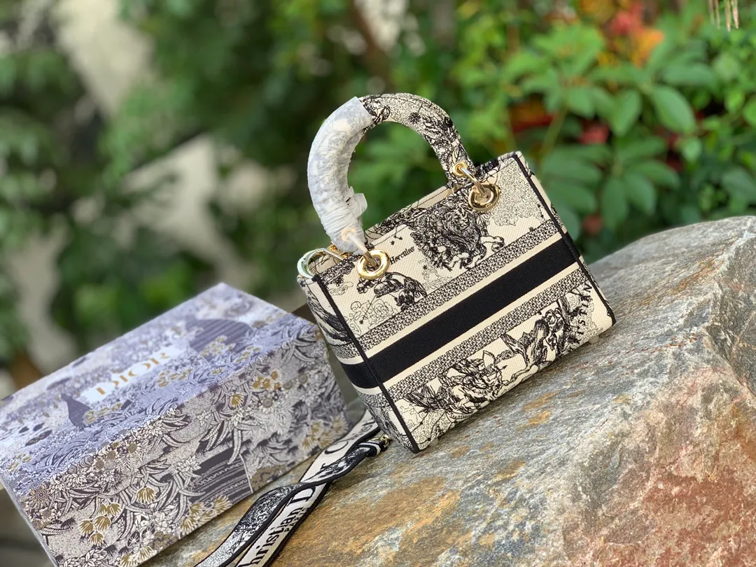 ❗️❗️❗️Free SF shipping for year-end events❗️❗️❗️💰1800 Size: 24 x 20 x 11 CM zodiac sign. The same quality as the official website ￥82000! This series is very heavy-duty and comes from our original factory. You can see how luxurious it is from the detailed pictures! Full screen of original flavor! Limited edition! Inspired by the zodiac signs, the Lady D-Lite handbag combines classic elegance with the brand's contemporary style. The main color is milky white, with Zodiac print embroidery, and the carvings on the bag are exquisite and novel. It’s a super special one! Comes with a removable wide embroidered shoulder strap that can be carried by hand or cross-body. Not only is it easy to use, but you will be the center of conversation wherever you go! A must!