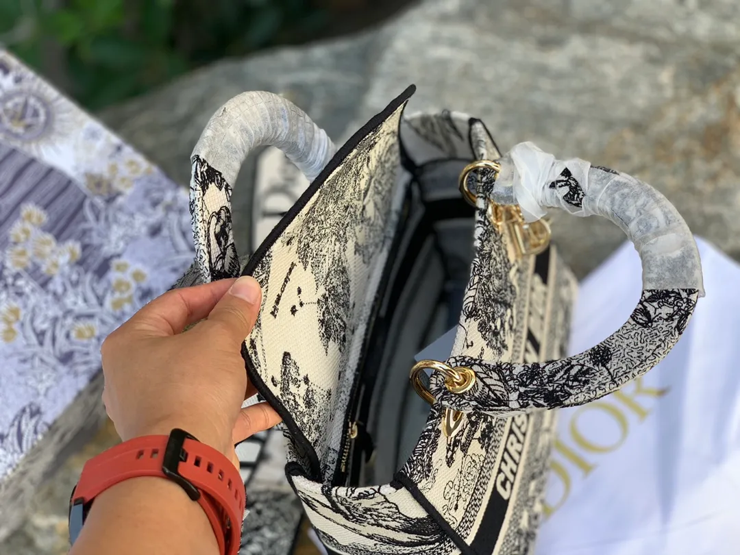 ❗️❗️❗️Free SF shipping for year-end events❗️❗️❗️💰1800 Size: 24 x 20 x 11 CM zodiac sign. The same quality as the official website ￥82000! This series is very heavy-duty and comes from our original factory. You can see how luxurious it is from the detailed pictures! Full screen of original flavor! Limited edition! Inspired by the zodiac signs, the Lady D-Lite handbag combines classic elegance with the brand's contemporary style. The main color is milky white, with Zodiac print embroidery, and the carvings on the bag are exquisite and novel. It’s a super special one! Comes with a removable wide embroidered shoulder strap that can be carried by hand or cross-body. Not only is it easy to use, but you will be the center of conversation wherever you go! A must!