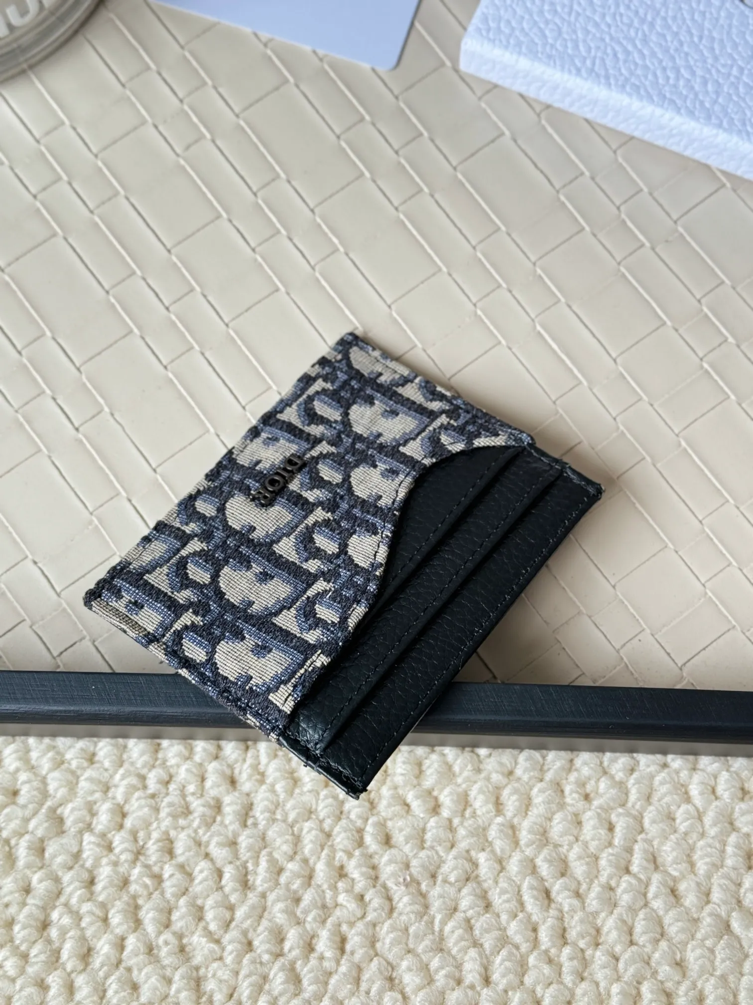 💰100 Men's Dior card holder is elegant and refined😍 Carefully made of cowhide [strong]. There are 3 card slots on each side and 1 card slot on the top, which is exquisite and exquisite in shape. Style number: CH164 Size: 10*8cm