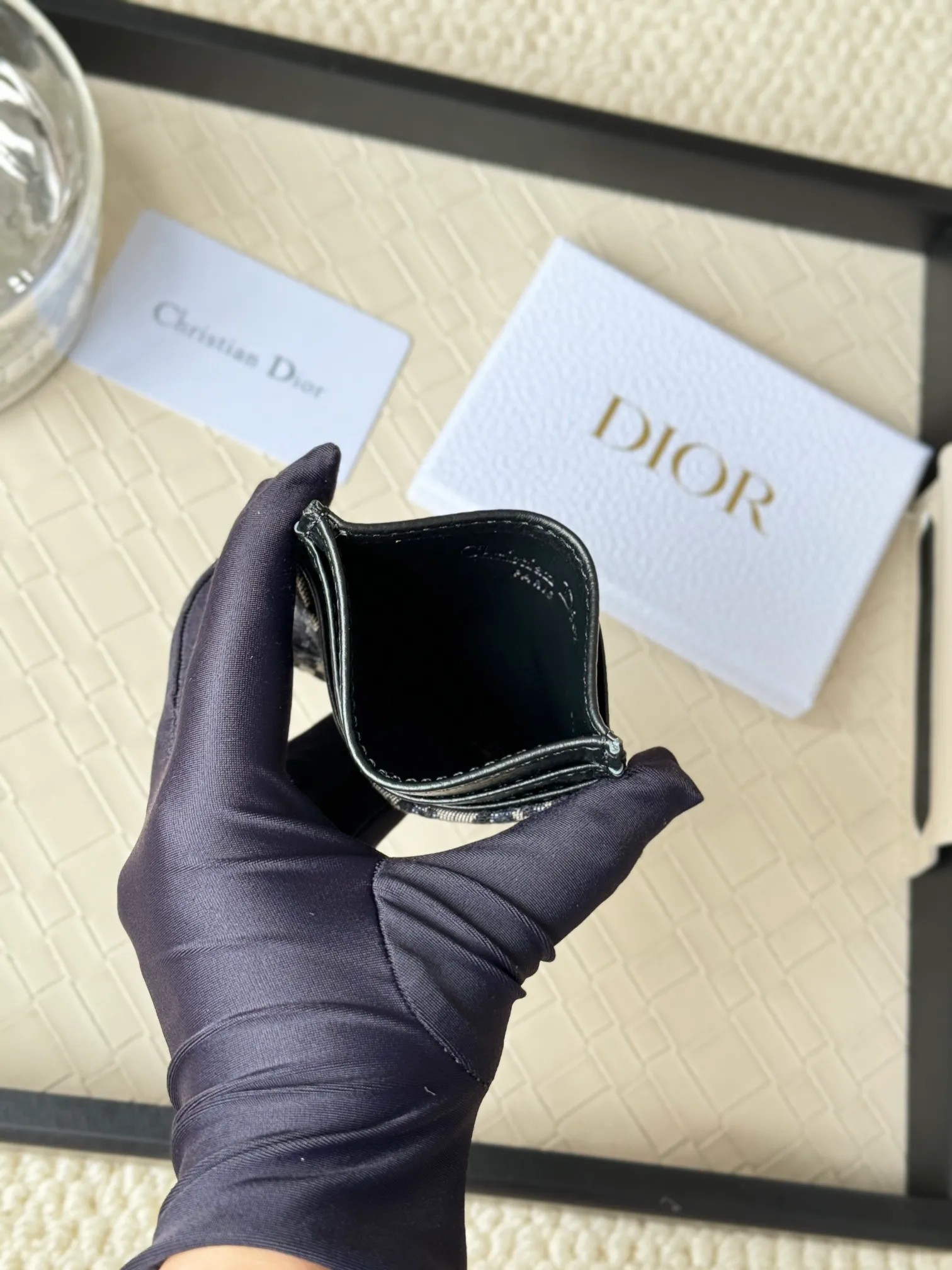 💰100 Men's Dior card holder is elegant and refined😍 Carefully made of cowhide [strong]. There are 3 card slots on each side and 1 card slot on the top, which is exquisite and exquisite in shape. Style number: CH164 Size: 10*8cm