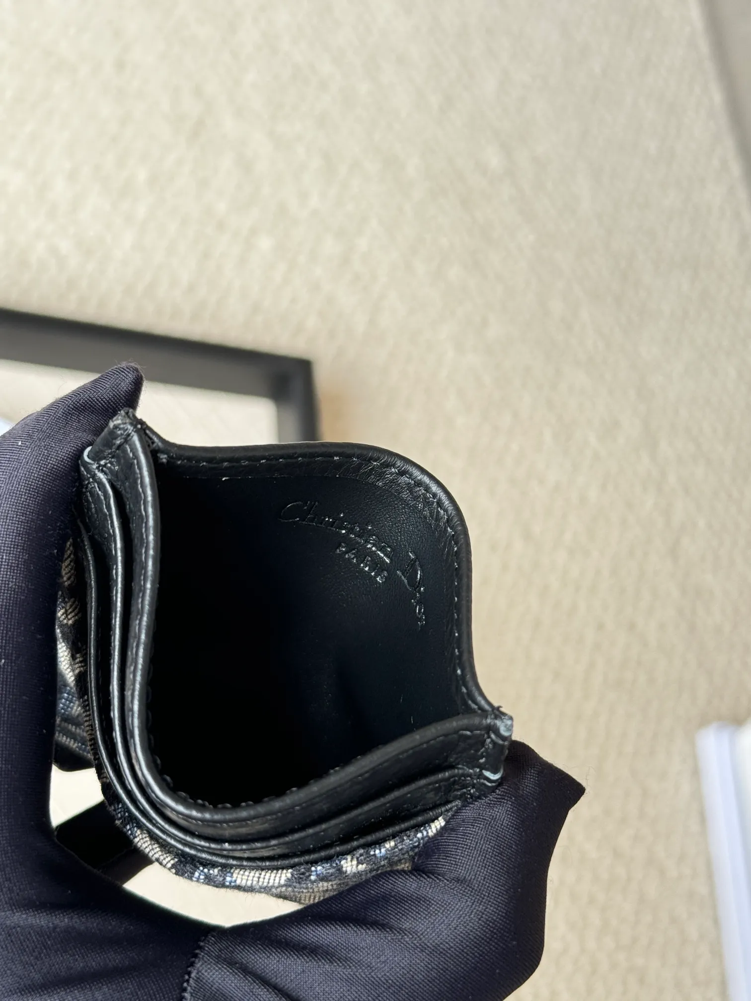 💰100 Men's Dior card holder is elegant and refined😍 Carefully made of cowhide [strong]. There are 3 card slots on each side and 1 card slot on the top, which is exquisite and exquisite in shape. Style number: CH164 Size: 10*8cm