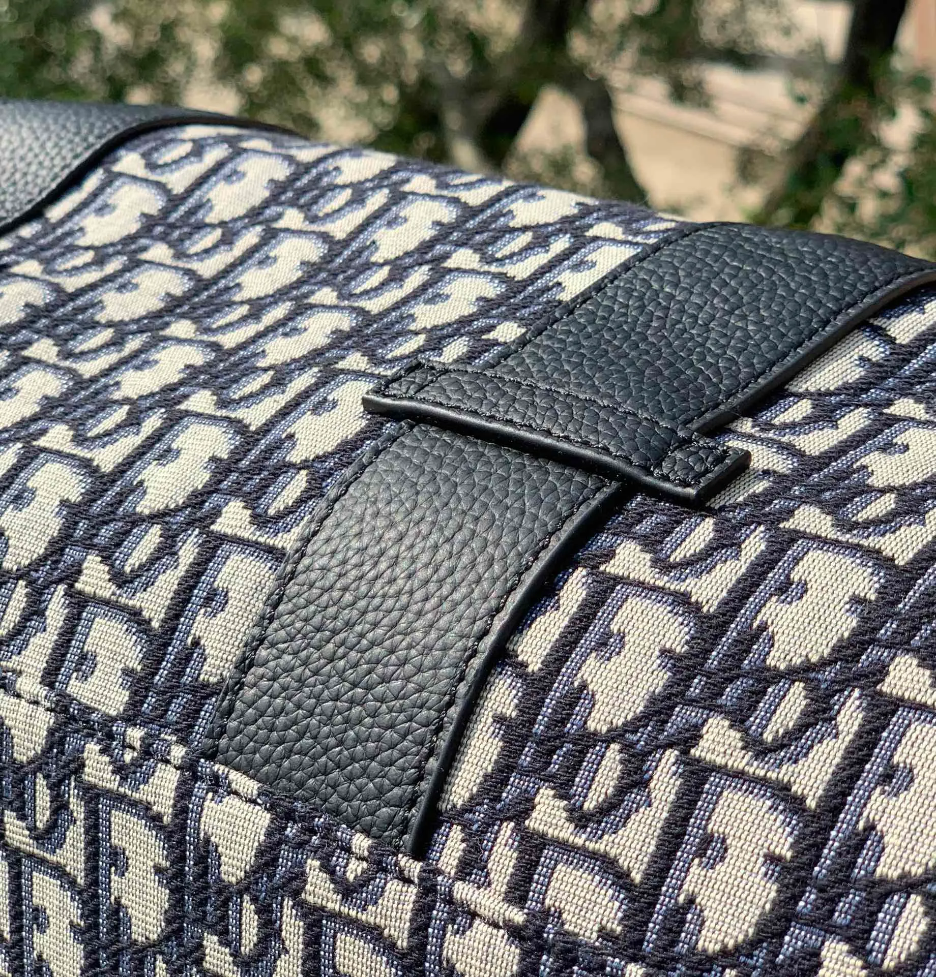 ❗️❗️❗️Free shipping with SF Express for year-end events❗️❗️❗️💰1900 Size 46×26×21cm DIOR Oblique travel bag, produced by the channel, this Dior Obligue travel bag cleverly combines Dior’s iconic details with a stylish and practical design. Crafted from blue jacquard waterproof technical fabric, it features an all-over Oblique print and a bold 'CHRISTIAN DIOR' signature on the front. It is easy to store and access various daily necessities, and can be easily used by both men and women! !