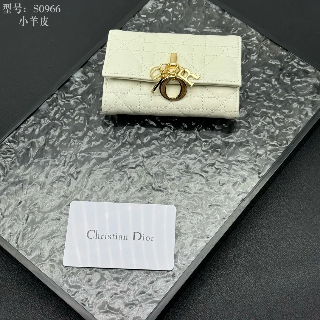 💰160 💎Top quality #White 💕𝑫𝒊𝒐𝒓Authentic product available at counters💌Full leather inside and outside. Comes with picture box. Exclusive real shot#Built-in small sachet💕 This My Dior Glycine wallet is compact, practical and unique. Crafted from rouge sheep leather, decorated with cannage pattern and decorated with a D.I.O.R. charm on the front to enhance the style. Elegant and refined, it can store a variety of daily necessities, is suitable for various occasions, and can be matched with other My Dior items. D.I.O.R. charm on the front 2 card slots 1 zipped compartment 1 spacious interior compartment Made in Italy Reference number: S0966. Size:11x7.5x2.5cm