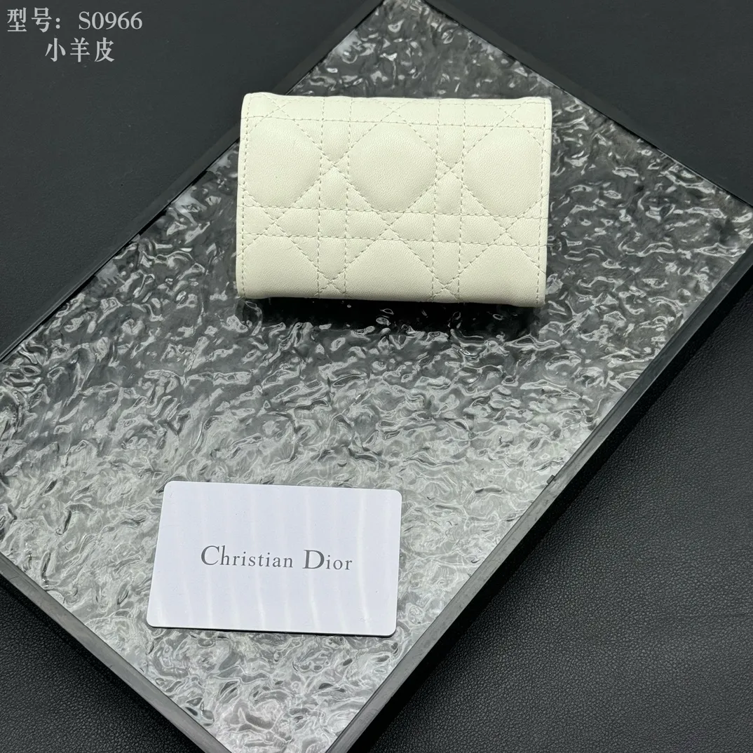 💰160 💎Top quality #White 💕𝑫𝒊𝒐𝒓Authentic product available at counters💌Full leather inside and outside. Comes with picture box. Exclusive real shot#Built-in small sachet💕 This My Dior Glycine wallet is compact, practical and unique. Crafted from rouge sheep leather, decorated with cannage pattern and decorated with a D.I.O.R. charm on the front to enhance the style. Elegant and refined, it can store a variety of daily necessities, is suitable for various occasions, and can be matched with other My Dior items. D.I.O.R. charm on the front 2 card slots 1 zipped compartment 1 spacious interior compartment Made in Italy Reference number: S0966. Size:11x7.5x2.5cm