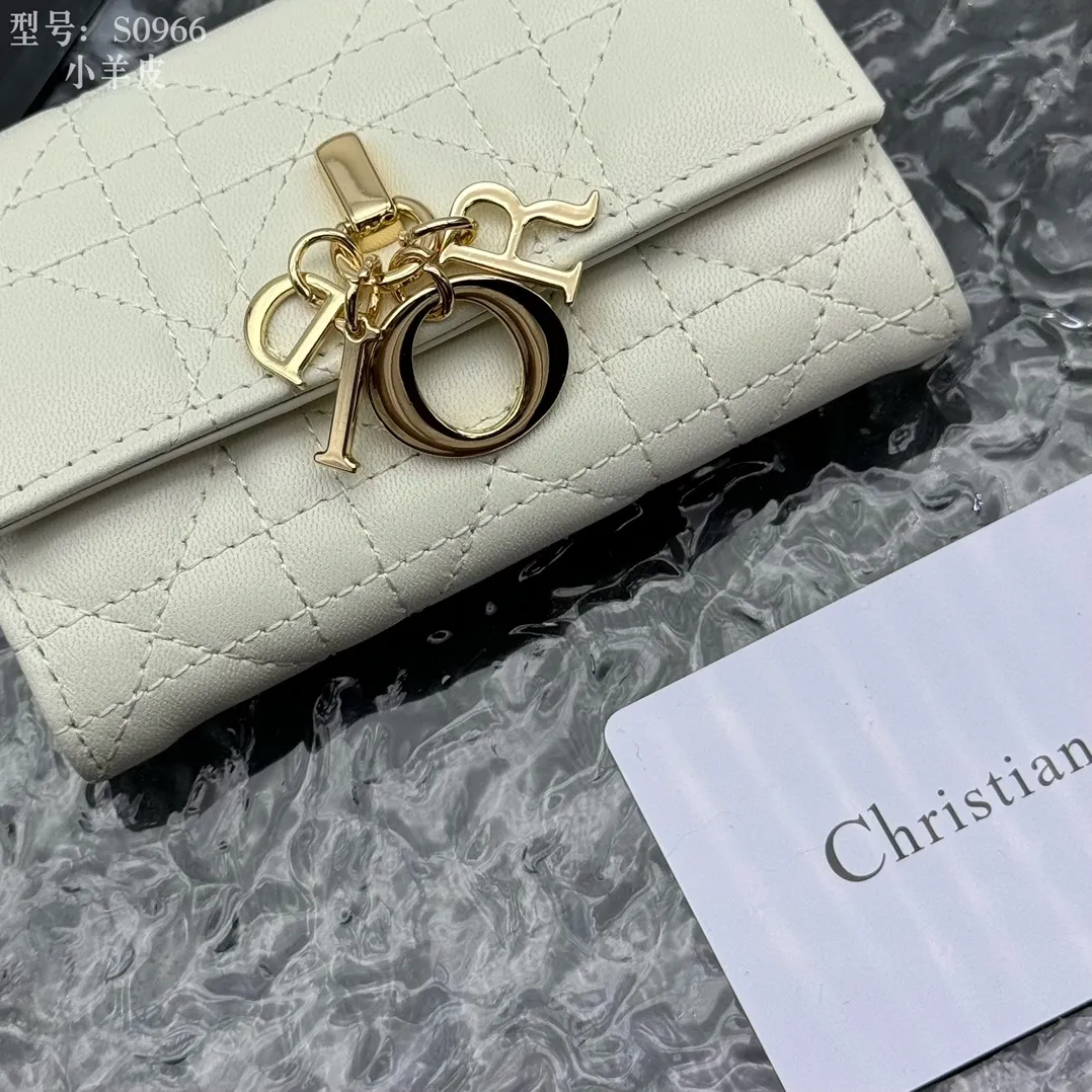 💰160 💎Top quality #White 💕𝑫𝒊𝒐𝒓Authentic product available at counters💌Full leather inside and outside. Comes with picture box. Exclusive real shot#Built-in small sachet💕 This My Dior Glycine wallet is compact, practical and unique. Crafted from rouge sheep leather, decorated with cannage pattern and decorated with a D.I.O.R. charm on the front to enhance the style. Elegant and refined, it can store a variety of daily necessities, is suitable for various occasions, and can be matched with other My Dior items. D.I.O.R. charm on the front 2 card slots 1 zipped compartment 1 spacious interior compartment Made in Italy Reference number: S0966. Size:11x7.5x2.5cm