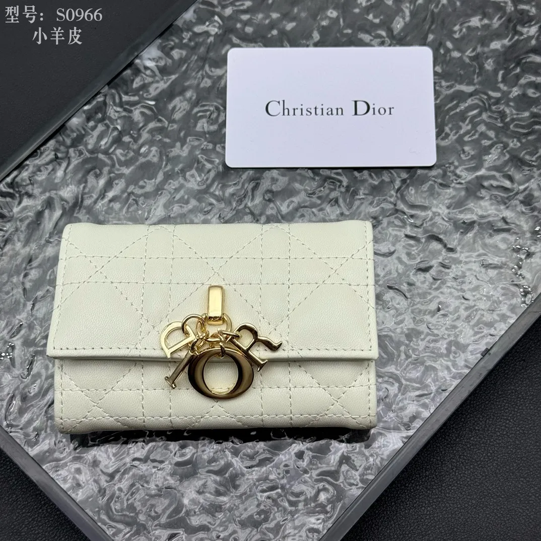 💰160 💎Top quality #White 💕𝑫𝒊𝒐𝒓Authentic product available at counters💌Full leather inside and outside. Comes with picture box. Exclusive real shot#Built-in small sachet💕 This My Dior Glycine wallet is compact, practical and unique. Crafted from rouge sheep leather, decorated with cannage pattern and decorated with a D.I.O.R. charm on the front to enhance the style. Elegant and refined, it can store a variety of daily necessities, is suitable for various occasions, and can be matched with other My Dior items. D.I.O.R. charm on the front 2 card slots 1 zipped compartment 1 spacious interior compartment Made in Italy Reference number: S0966. Size:11x7.5x2.5cm