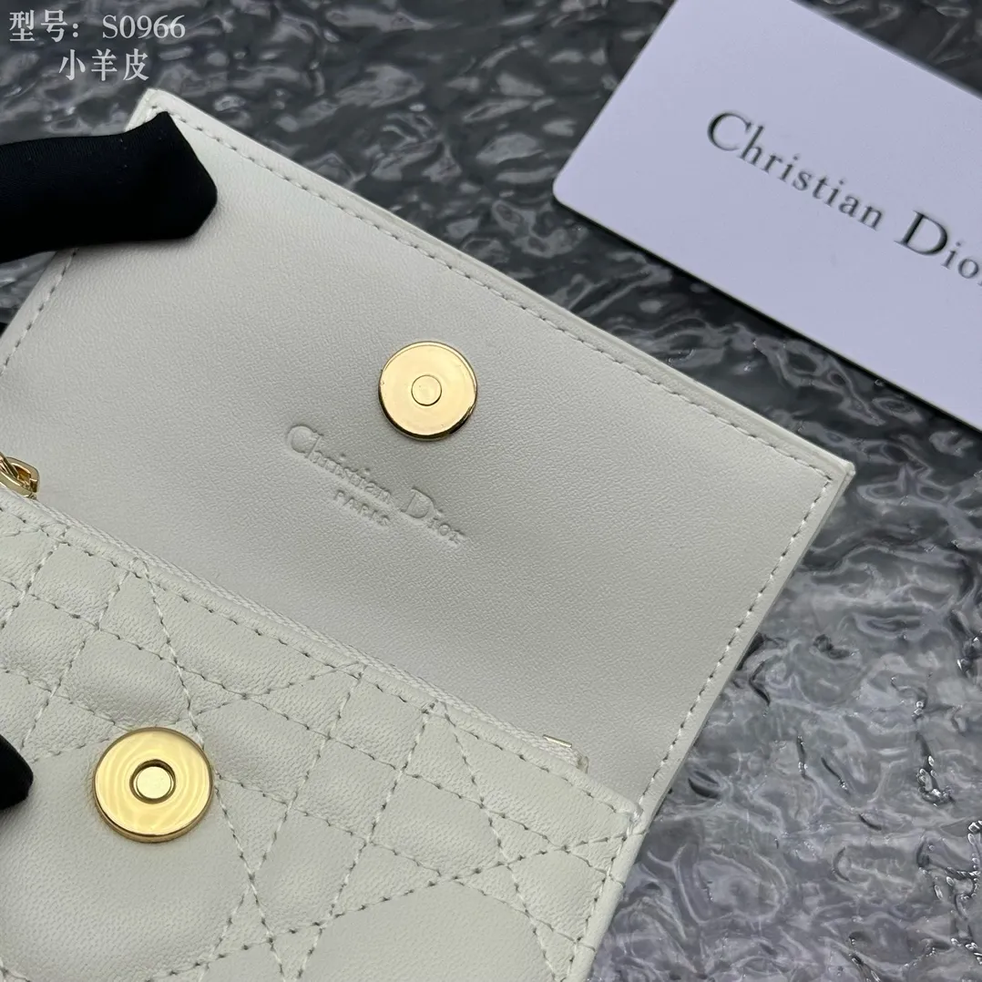 💰160 💎Top quality #White 💕𝑫𝒊𝒐𝒓Authentic product available at counters💌Full leather inside and outside. Comes with picture box. Exclusive real shot#Built-in small sachet💕 This My Dior Glycine wallet is compact, practical and unique. Crafted from rouge sheep leather, decorated with cannage pattern and decorated with a D.I.O.R. charm on the front to enhance the style. Elegant and refined, it can store a variety of daily necessities, is suitable for various occasions, and can be matched with other My Dior items. D.I.O.R. charm on the front 2 card slots 1 zipped compartment 1 spacious interior compartment Made in Italy Reference number: S0966. Size:11x7.5x2.5cm