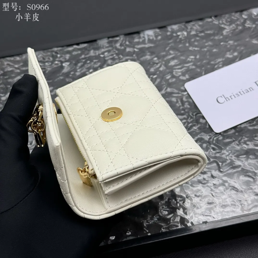 💰160 💎Top quality #White 💕𝑫𝒊𝒐𝒓Authentic product available at counters💌Full leather inside and outside. Comes with picture box. Exclusive real shot#Built-in small sachet💕 This My Dior Glycine wallet is compact, practical and unique. Crafted from rouge sheep leather, decorated with cannage pattern and decorated with a D.I.O.R. charm on the front to enhance the style. Elegant and refined, it can store a variety of daily necessities, is suitable for various occasions, and can be matched with other My Dior items. D.I.O.R. charm on the front 2 card slots 1 zipped compartment 1 spacious interior compartment Made in Italy Reference number: S0966. Size:11x7.5x2.5cm