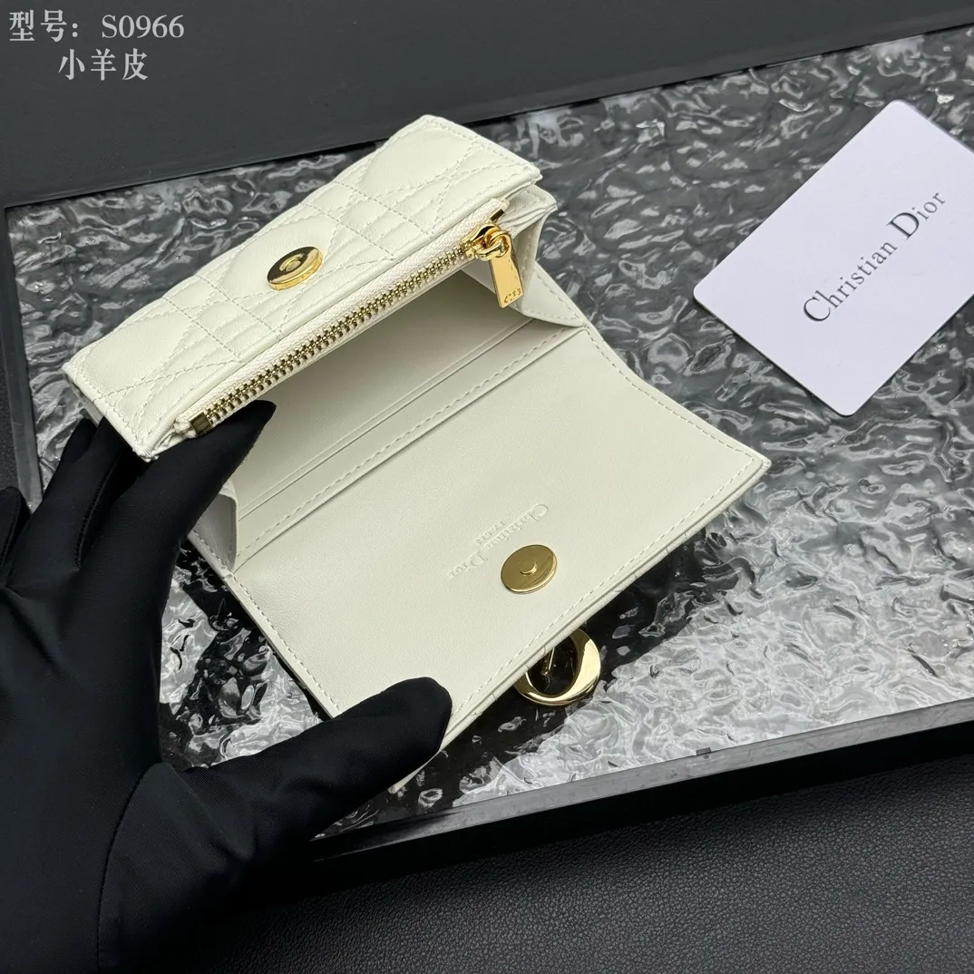 💰160 💎Top quality #White 💕𝑫𝒊𝒐𝒓Authentic product available at counters💌Full leather inside and outside. Comes with picture box. Exclusive real shot#Built-in small sachet💕 This My Dior Glycine wallet is compact, practical and unique. Crafted from rouge sheep leather, decorated with cannage pattern and decorated with a D.I.O.R. charm on the front to enhance the style. Elegant and refined, it can store a variety of daily necessities, is suitable for various occasions, and can be matched with other My Dior items. D.I.O.R. charm on the front 2 card slots 1 zipped compartment 1 spacious interior compartment Made in Italy Reference number: S0966. Size:11x7.5x2.5cm