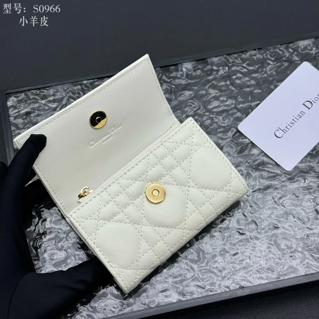 💰160 💎Top quality #White 💕𝑫𝒊𝒐𝒓Authentic product available at counters💌Full leather inside and outside. Comes with picture box. Exclusive real shot#Built-in small sachet💕 This My Dior Glycine wallet is compact, practical and unique. Crafted from rouge sheep leather, decorated with cannage pattern and decorated with a D.I.O.R. charm on the front to enhance the style. Elegant and refined, it can store a variety of daily necessities, is suitable for various occasions, and can be matched with other My Dior items. D.I.O.R. charm on the front 2 card slots 1 zipped compartment 1 spacious interior compartment Made in Italy Reference number: S0966. Size:11x7.5x2.5cm
