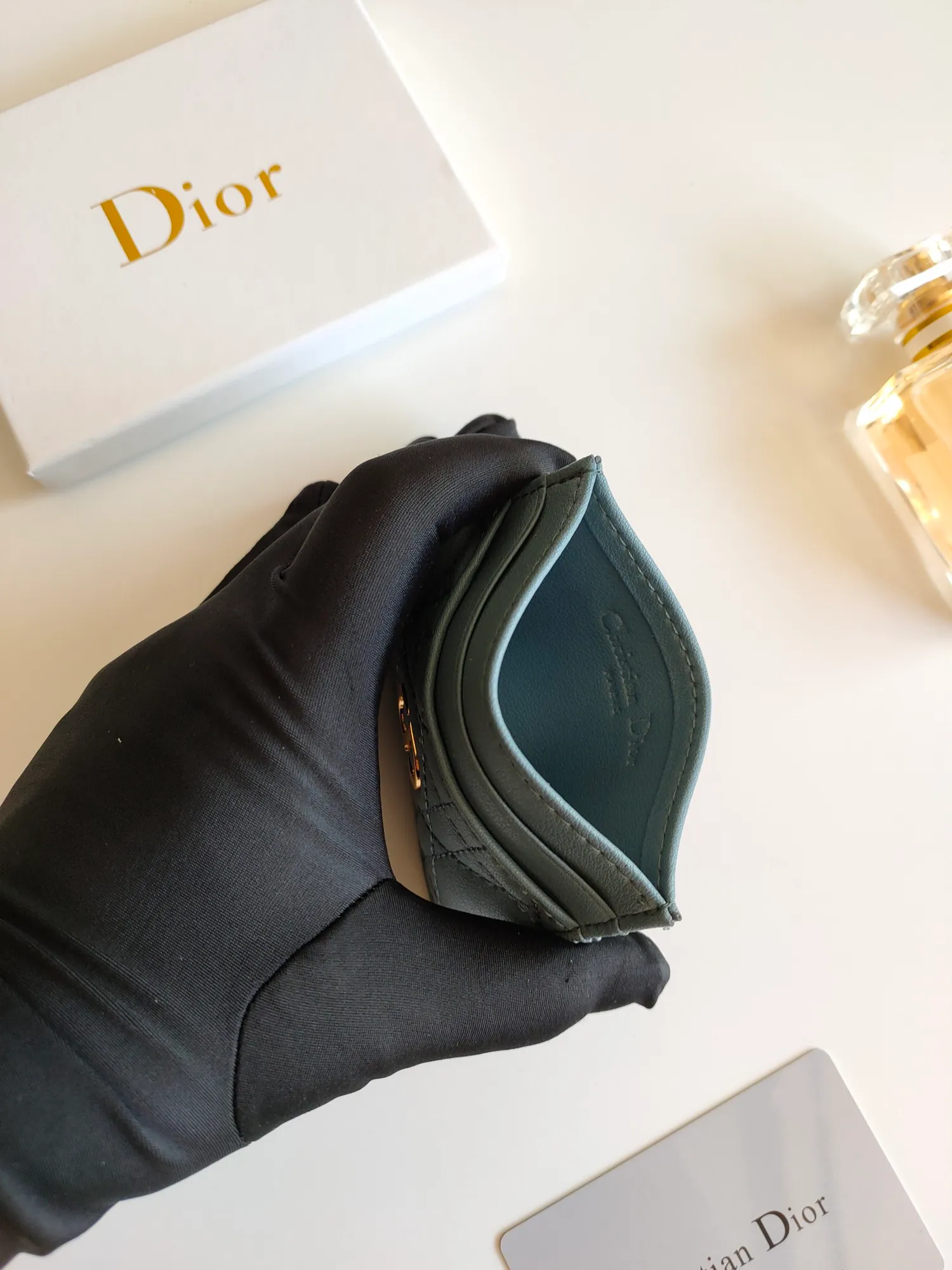 ￥90😍The Dior Caro five-compartment card holder is a new product this season, elegant and practical. Style number: S5130. Carefully crafted from soft cowhide, decorated with cannage pattern topstitching and embellished with the "CD" logo on the front. Elegant and sophisticated, it has five card slots and is suitable for various occasions. Size:10.5*7.5cm