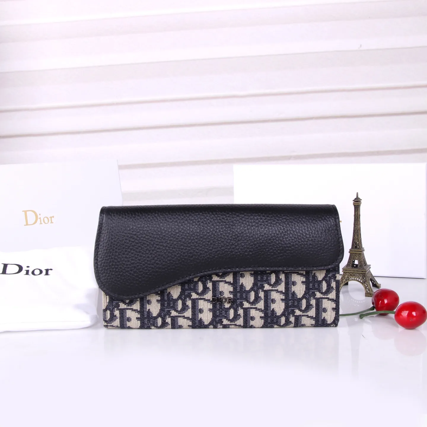 💰170 Style No.: D3036 Brand: Dior Color: Black Size: 19*10.5*3.5 Description: The latest models from Dior counters are now available! Made of imported calfskin, beautiful embroidery thread, and exquisite workmanship, it’s comparable to the counters!