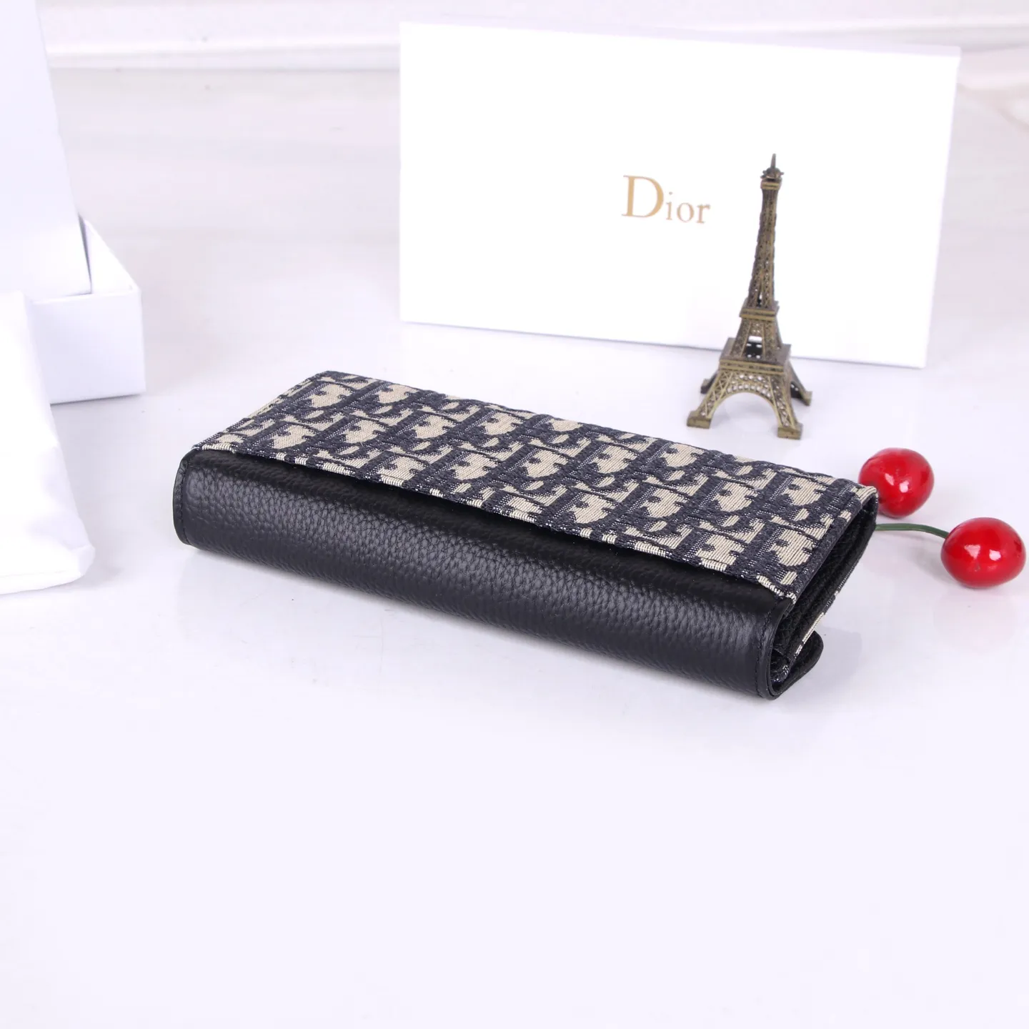 💰170 Style No.: D3036 Brand: Dior Color: Black Size: 19*10.5*3.5 Description: The latest models from Dior counters are now available! Made of imported calfskin, beautiful embroidery thread, and exquisite workmanship, it’s comparable to the counters!
