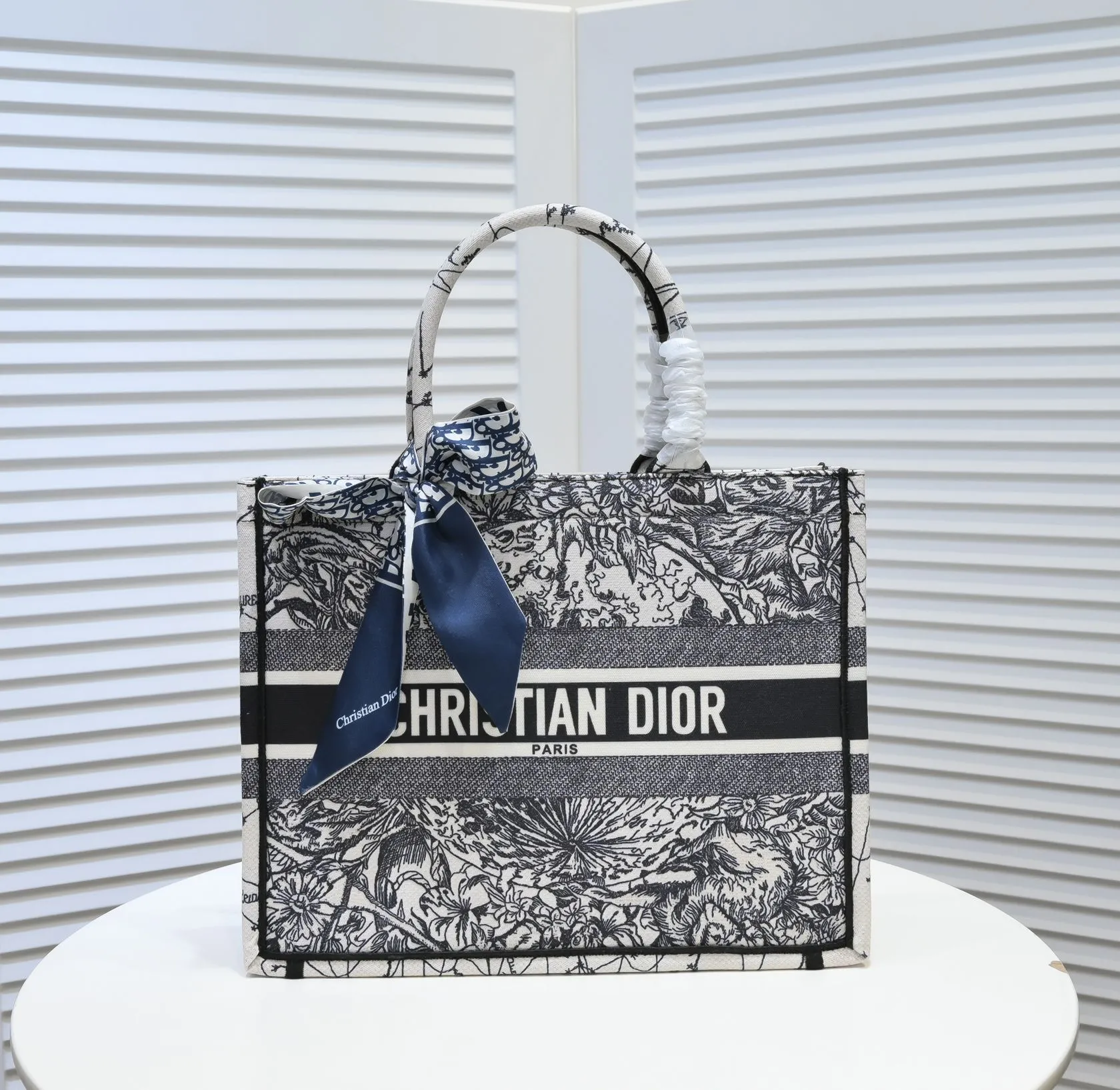 💰340￥Small size with silk scarf and overlock🔜Dior new shopping bag at Dior counter! Counters are updated simultaneously! Limited edition of the same style as the stars! Super stylish! Imported fabric👍high-end quality! Model: 8034 Size: 36*27*16cm