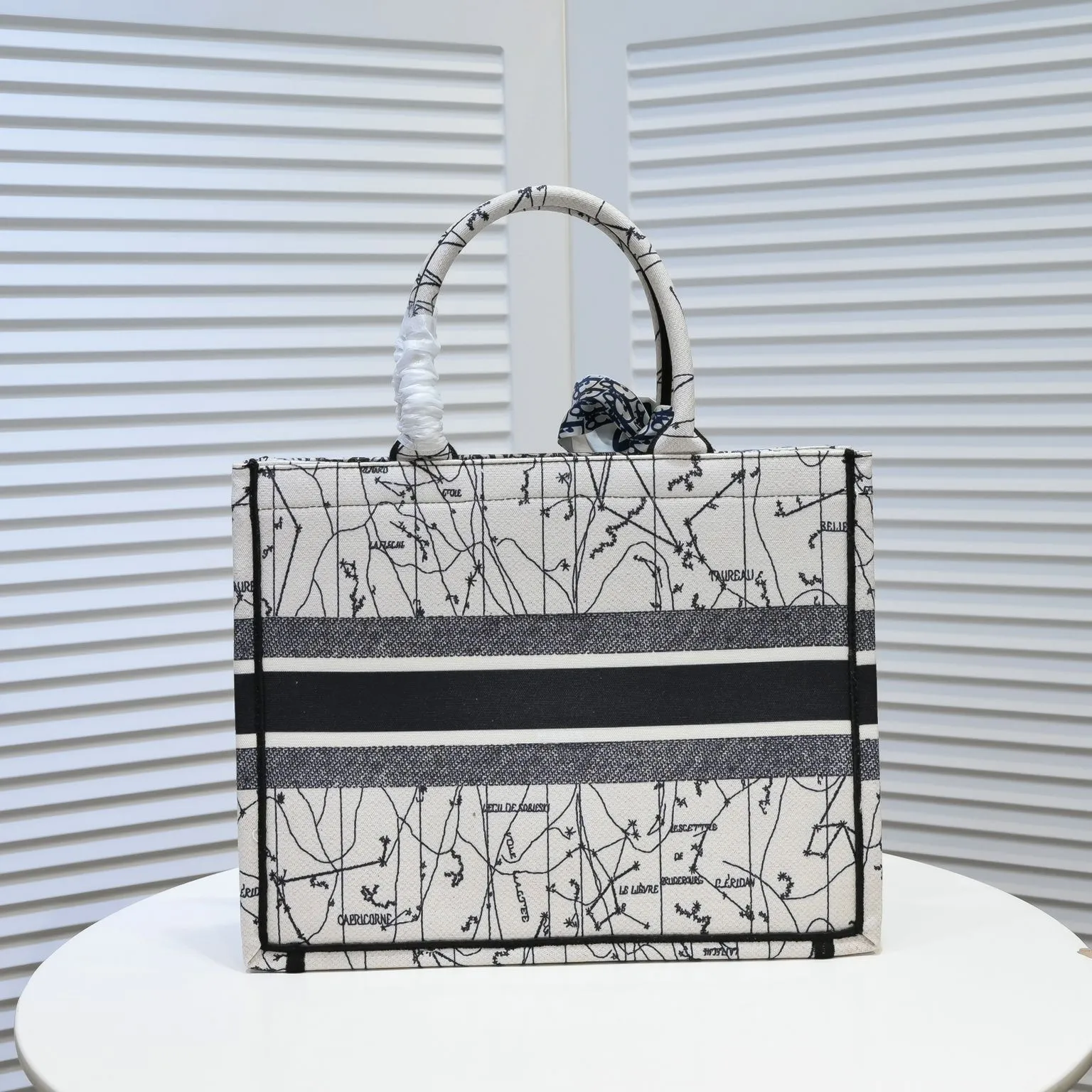💰340￥Small size with silk scarf and overlock🔜Dior new shopping bag at Dior counter! Counters are updated simultaneously! Limited edition of the same style as the stars! Super stylish! Imported fabric👍high-end quality! Model: 8034 Size: 36*27*16cm