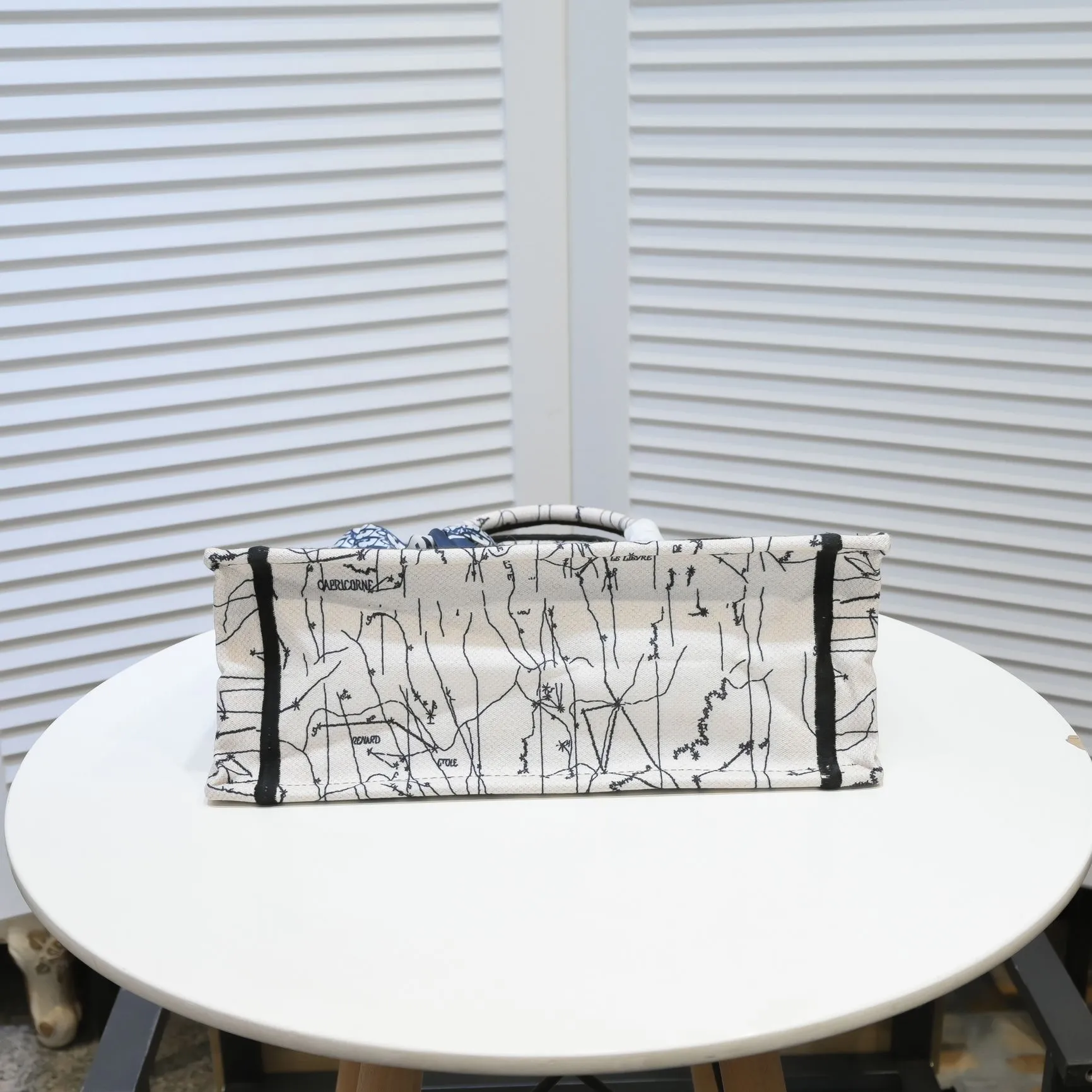 💰340￥Small size with silk scarf and overlock🔜Dior new shopping bag at Dior counter! Counters are updated simultaneously! Limited edition of the same style as the stars! Super stylish! Imported fabric👍high-end quality! Model: 8034 Size: 36*27*16cm