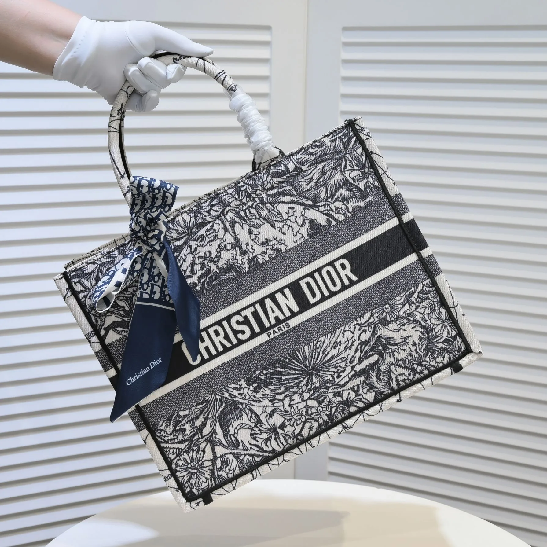 💰340￥Small size with silk scarf and overlock🔜Dior new shopping bag at Dior counter! Counters are updated simultaneously! Limited edition of the same style as the stars! Super stylish! Imported fabric👍high-end quality! Model: 8034 Size: 36*27*16cm