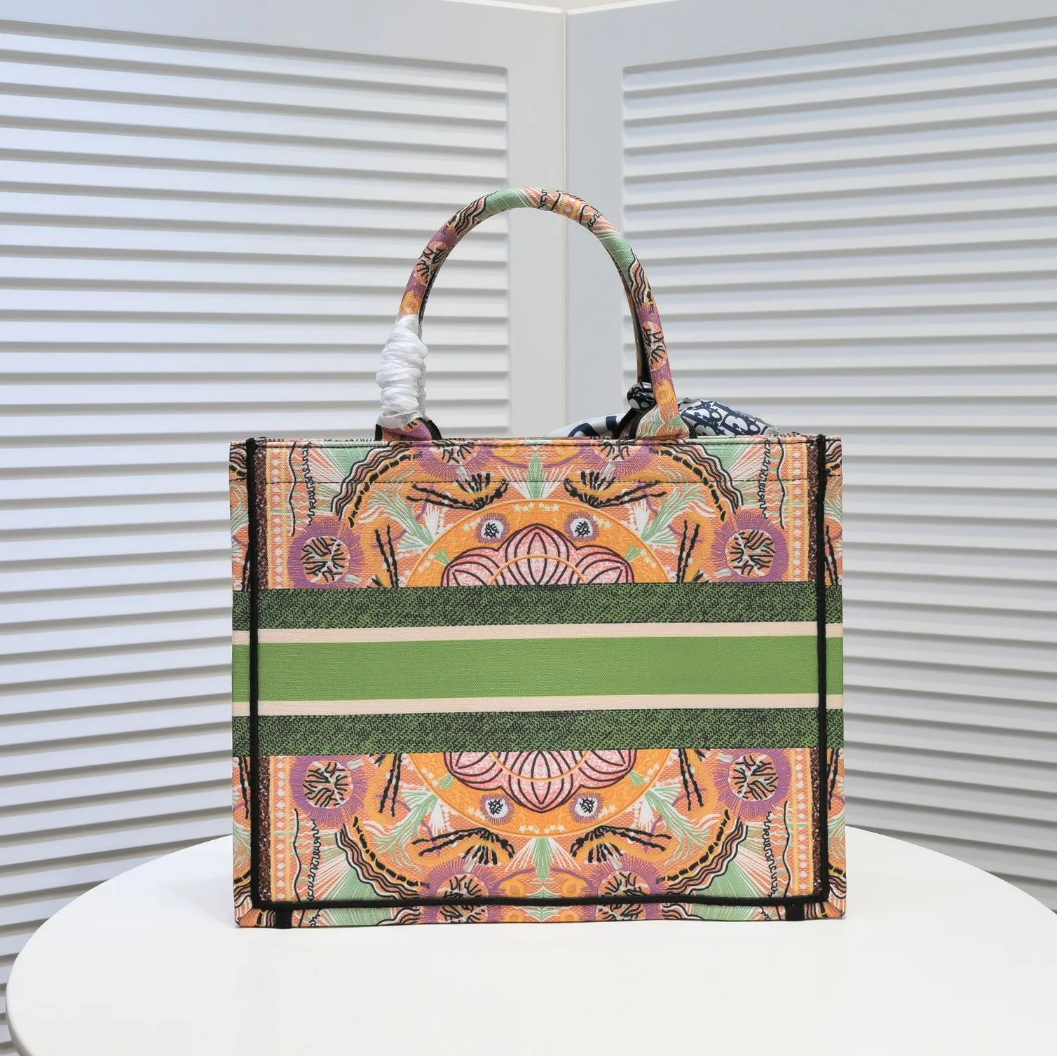 💰340￥Small size with silk scarf and overlock🔜Dior new shopping bag at Dior counter! Counters are updated simultaneously! Limited edition of the same style as the stars! Super stylish! Imported fabric👍high-end quality! Model: 8034 Size: 36*27*16cm