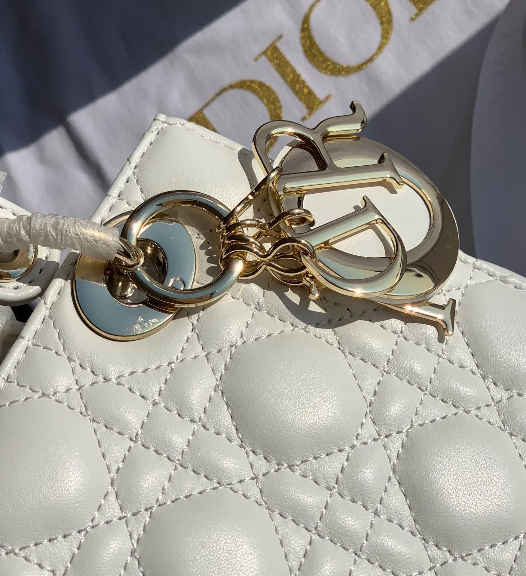 Top upgraded version 💰2000 size 20x16.5x8CM four-frame sheepskin white exclusive original factory channel! Share this super rare three-compartment sheepskin Princess Diana bag. The sheepskin version will be more elegant and feminine! 30,000➕ on the counter, zoom in on the details! The details of every picture can feel its high quality! The leather texture, hardware texture, hot stamping, and printing details, from materials to craftsmanship, are exactly the same as those on the cabinet!
