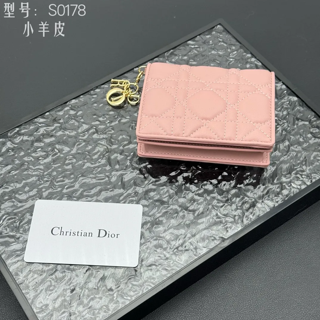 💰160 💎Upgraded original version🇫🇷 𝑫𝒊𝒐𝒓Authentic products available at counters💌Top quality# With picture box Exclusive real shot# Built-in small sachet💕 This Lady Dior 5 grid card holder is decorated with classic cannage pattern topstitching, paying tribute to the exquisite craftsmanship of Dior craftsmen. Carefully crafted from bright patent leather on the outside + sheepskin on the inside, it is compact and practical and can store a variety of daily necessities. This 5-compartment card holder is decorated with a removable "D.I.O.R." charm and has a strap snap closure so it can be paired with other Lady Dior pieces for a coordinated look. ·Detachable "D.I.O.R." charm ·Front strap snap closure ·5 compartments sewn with triangular gussets Dior patent leather card bag multi-layered accordion design. Practical and beautiful at the same time. Can store many cards. Style number: S0178NMJ-M900. Size: 10.4×7×2cm