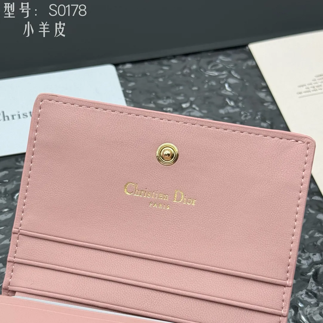 💰160 💎Upgraded original version🇫🇷 𝑫𝒊𝒐𝒓Authentic products available at counters💌Top quality# With picture box Exclusive real shot# Built-in small sachet💕 This Lady Dior 5 grid card holder is decorated with classic cannage pattern topstitching, paying tribute to the exquisite craftsmanship of Dior craftsmen. Carefully crafted from bright patent leather on the outside + sheepskin on the inside, it is compact and practical and can store a variety of daily necessities. This 5-compartment card holder is decorated with a removable "D.I.O.R." charm and has a strap snap closure so it can be paired with other Lady Dior pieces for a coordinated look. ·Detachable "D.I.O.R." charm ·Front strap snap closure ·5 compartments sewn with triangular gussets Dior patent leather card bag multi-layered accordion design. Practical and beautiful at the same time. Can store many cards. Style number: S0178NMJ-M900. Size: 10.4×7×2cm