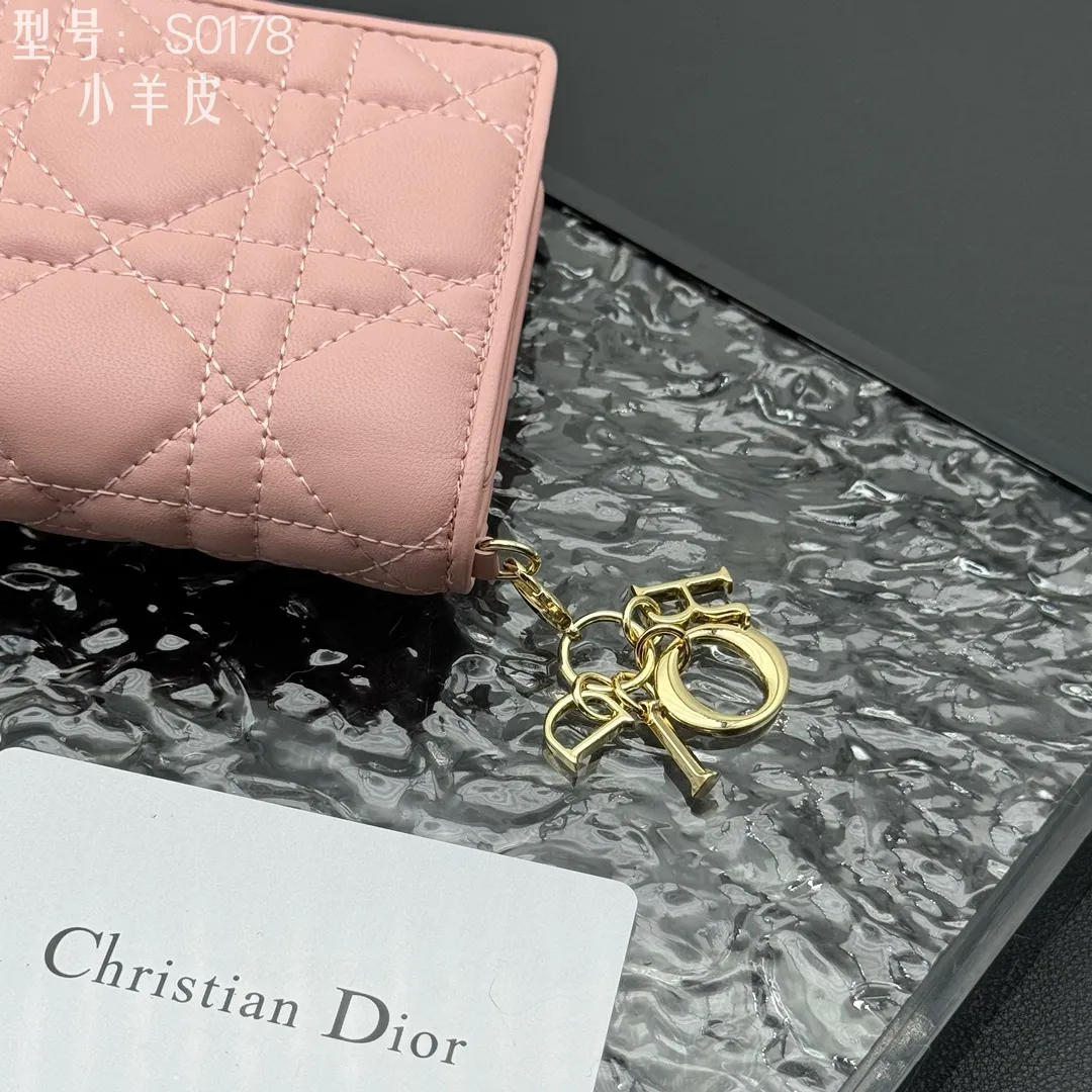💰160 💎Upgraded original version🇫🇷 𝑫𝒊𝒐𝒓Authentic products available at counters💌Top quality# With picture box Exclusive real shot# Built-in small sachet💕 This Lady Dior 5 grid card holder is decorated with classic cannage pattern topstitching, paying tribute to the exquisite craftsmanship of Dior craftsmen. Carefully crafted from bright patent leather on the outside + sheepskin on the inside, it is compact and practical and can store a variety of daily necessities. This 5-compartment card holder is decorated with a removable "D.I.O.R." charm and has a strap snap closure so it can be paired with other Lady Dior pieces for a coordinated look. ·Detachable "D.I.O.R." charm ·Front strap snap closure ·5 compartments sewn with triangular gussets Dior patent leather card bag multi-layered accordion design. Practical and beautiful at the same time. Can store many cards. Style number: S0178NMJ-M900. Size: 10.4×7×2cm