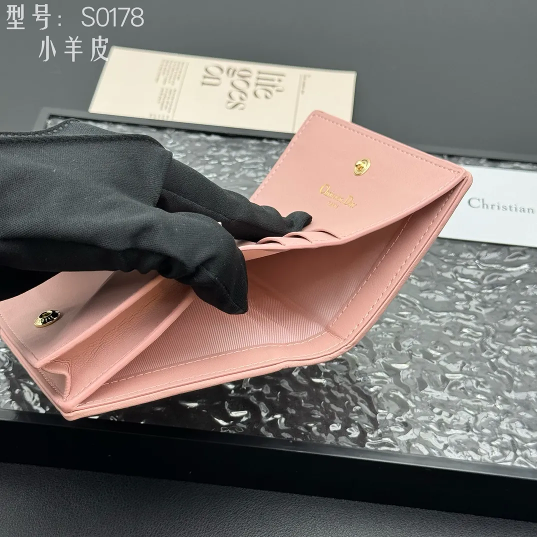 💰160 💎Upgraded original version🇫🇷 𝑫𝒊𝒐𝒓Authentic products available at counters💌Top quality# With picture box Exclusive real shot# Built-in small sachet💕 This Lady Dior 5 grid card holder is decorated with classic cannage pattern topstitching, paying tribute to the exquisite craftsmanship of Dior craftsmen. Carefully crafted from bright patent leather on the outside + sheepskin on the inside, it is compact and practical and can store a variety of daily necessities. This 5-compartment card holder is decorated with a removable "D.I.O.R." charm and has a strap snap closure so it can be paired with other Lady Dior pieces for a coordinated look. ·Detachable "D.I.O.R." charm ·Front strap snap closure ·5 compartments sewn with triangular gussets Dior patent leather card bag multi-layered accordion design. Practical and beautiful at the same time. Can store many cards. Style number: S0178NMJ-M900. Size: 10.4×7×2cm
